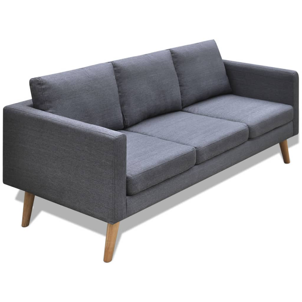Graues Dreisitzer-Sofa mit Holzbeinen vor weißem Hintergrund. Das Sofa hat Kissen und Armlehnen.