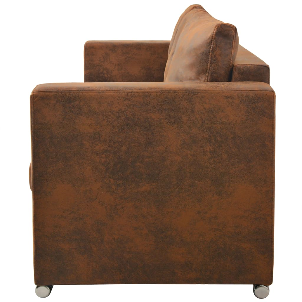 Seitenansicht eines braunen Kunstleder-Sofas mit Metallbeinen auf weißem Hintergrund.