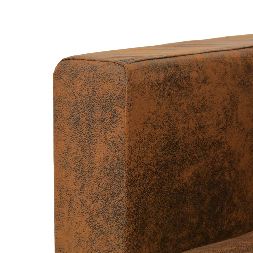 Nahaufnahme eines braunen, strukturierten Sofas mit abgenutztem, lederähnlichem Aussehen.