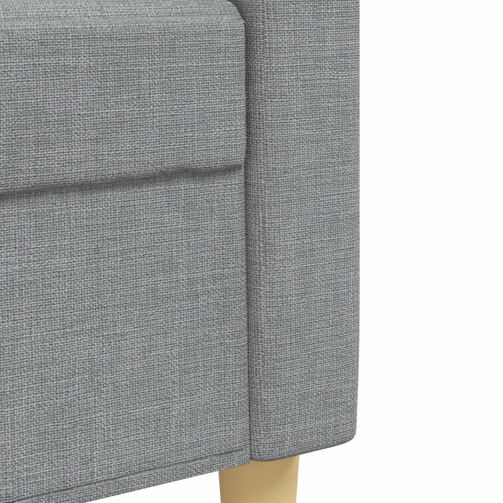 Nahaufnahme eines grauen Sofas, die Stoffstruktur und das goldene Bein zeigend.