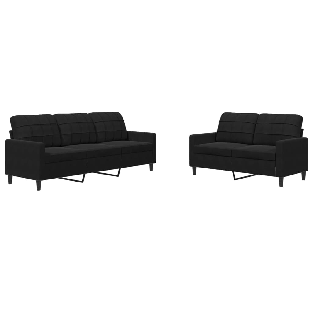 Zwei schwarze Sofas mit jeweils drei Kissen. Die Möbel stehen auf weißem Hintergrund.