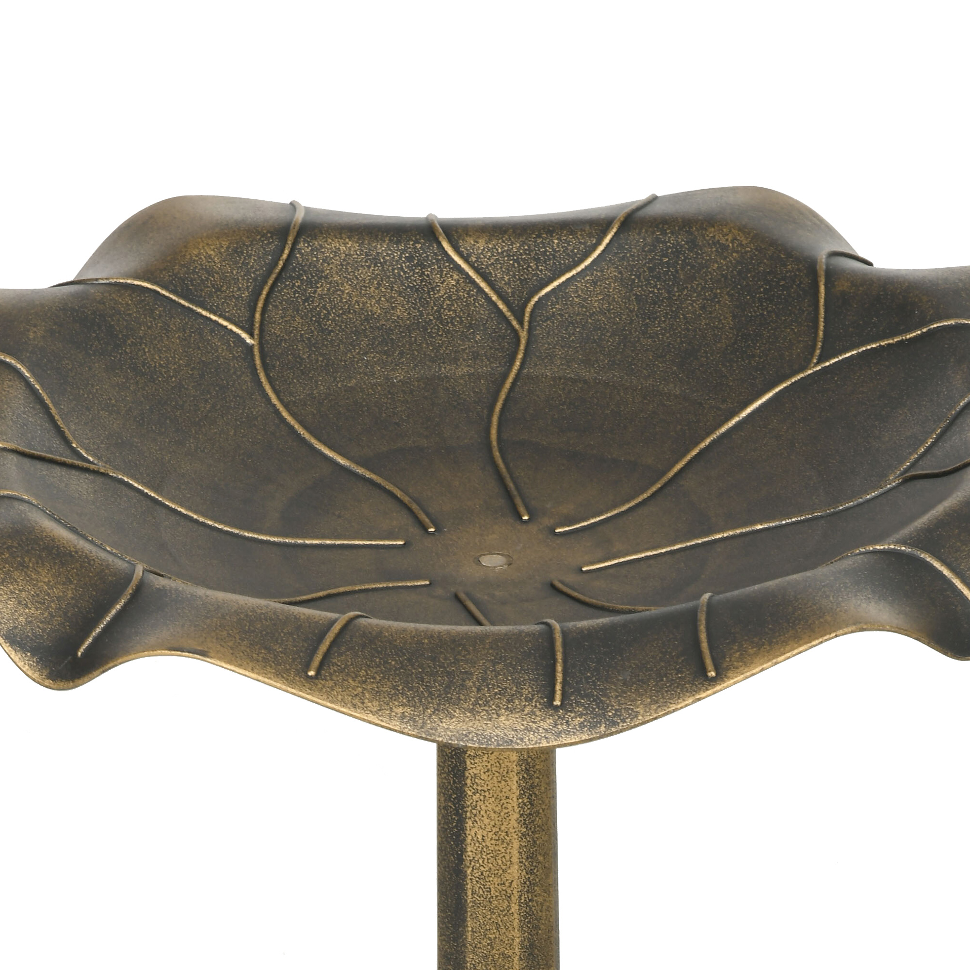 Primer plano de un bebedero para pájaros de color bronce, con forma de flor grande con detalles intrincados de hojas.