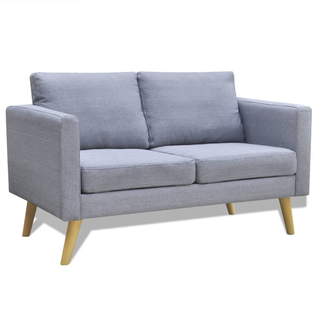 Graues Zweisitzer-Sofa, hellbraune Beine, weißer Hintergrund.