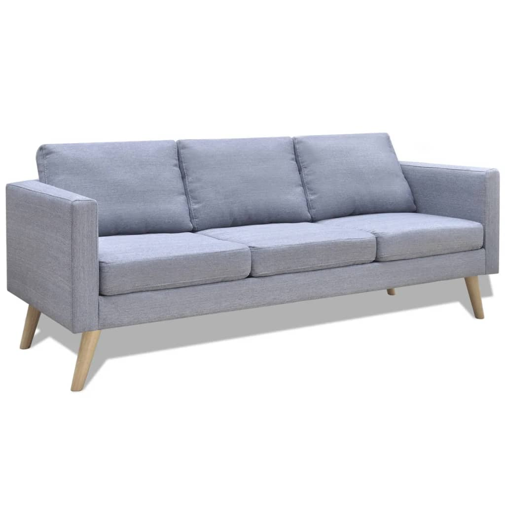 Ein hellgraues Sofa mit drei Kissen auf weißem Hintergrund.