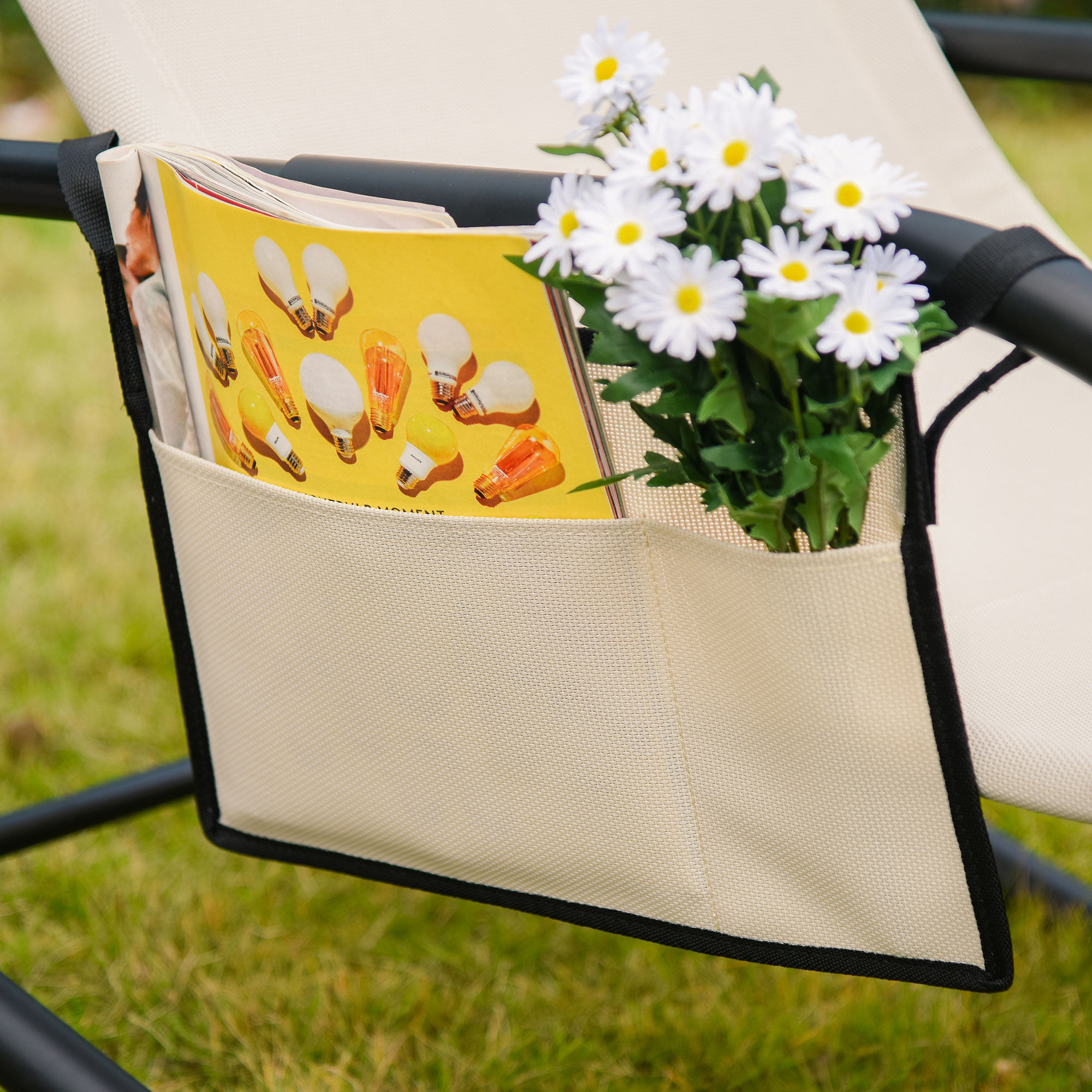 Ein Magazin und Blumen in einer Tasche, die an einem beigen Stuhl befestigt ist.