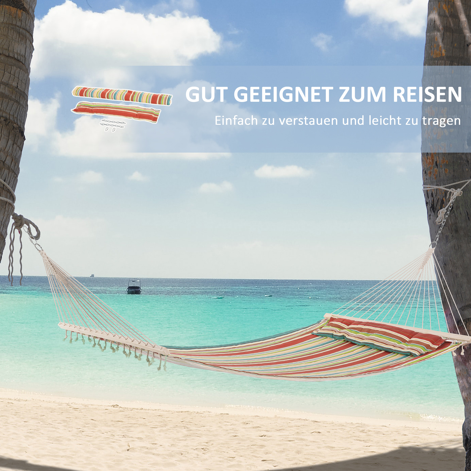 Hängematte zwischen Palmen über türkisfarbenem Wasser und weißem Sand gespannt.
