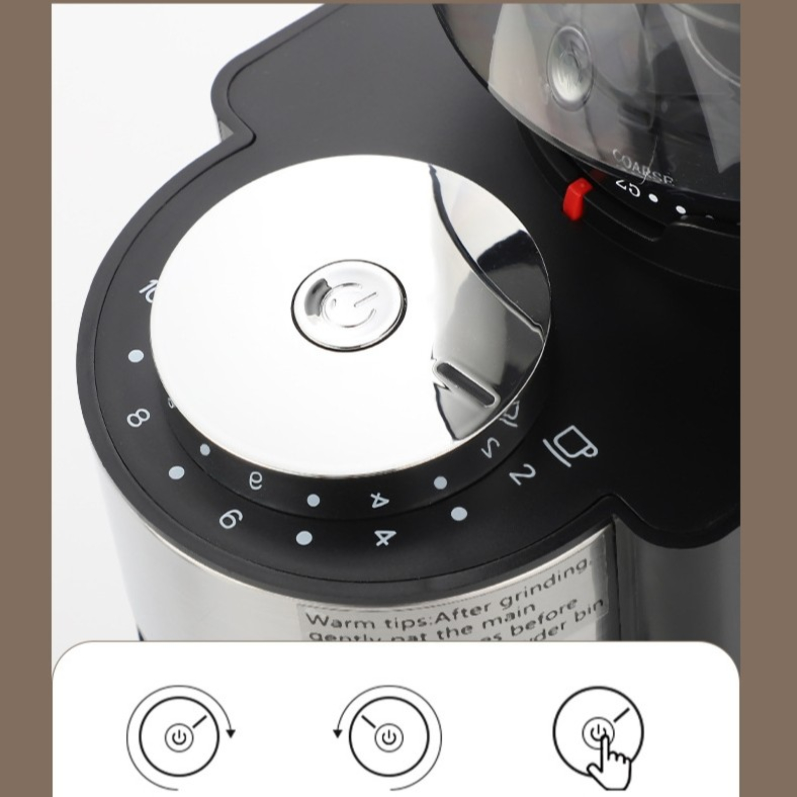 Schwarze Kaffeemühle mit Einstellrad, schwarz-weißer Hintergrund.