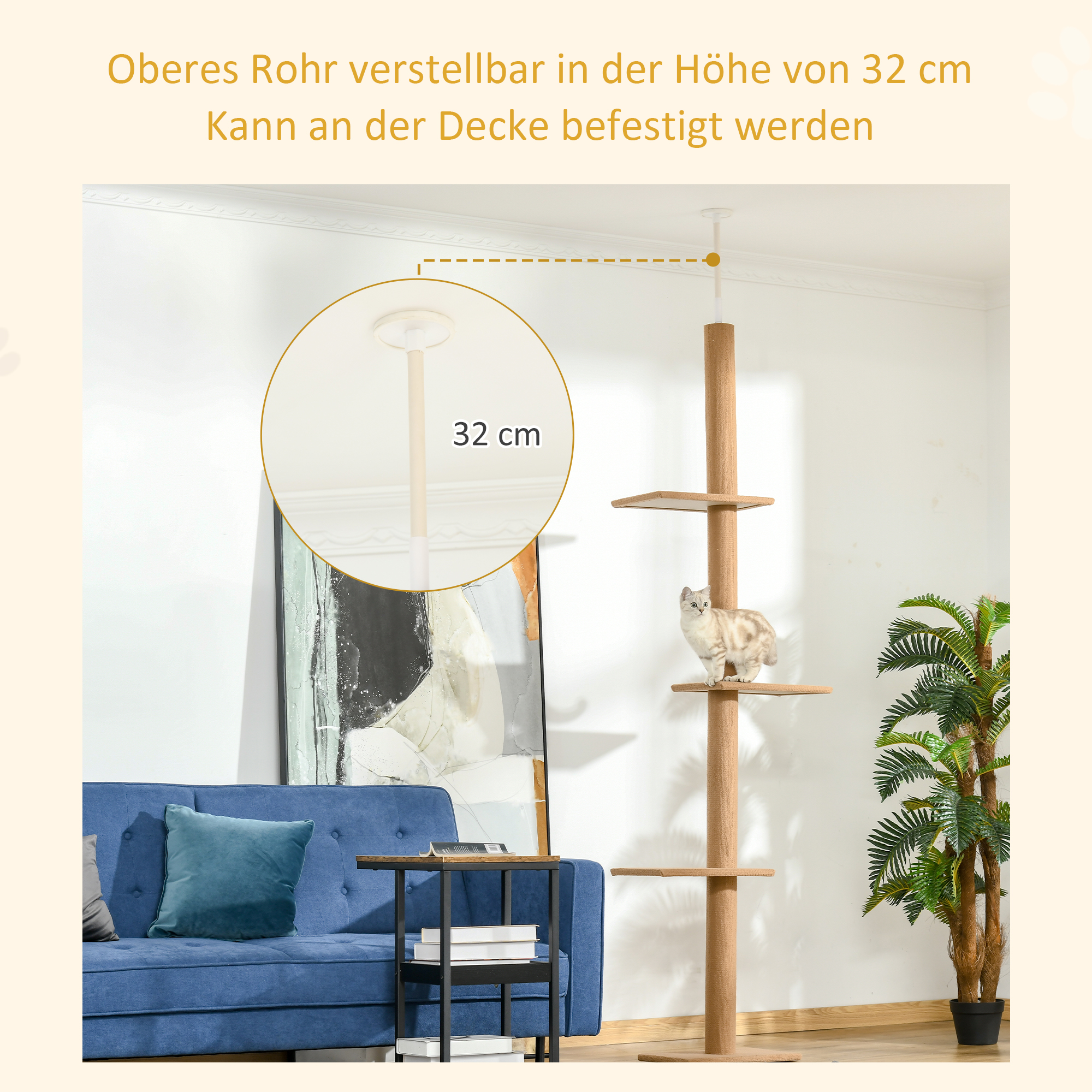 Eine Katze sitzt auf einem Kratzbaum. Blaues Sofa und eine Palme im Hintergrund.