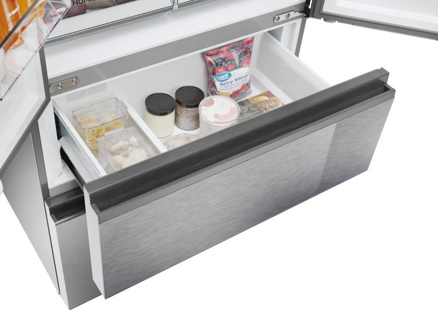 Czarny aparat z włączoną lampą błyskową, obiektyw z napisem '60mm focus range'.