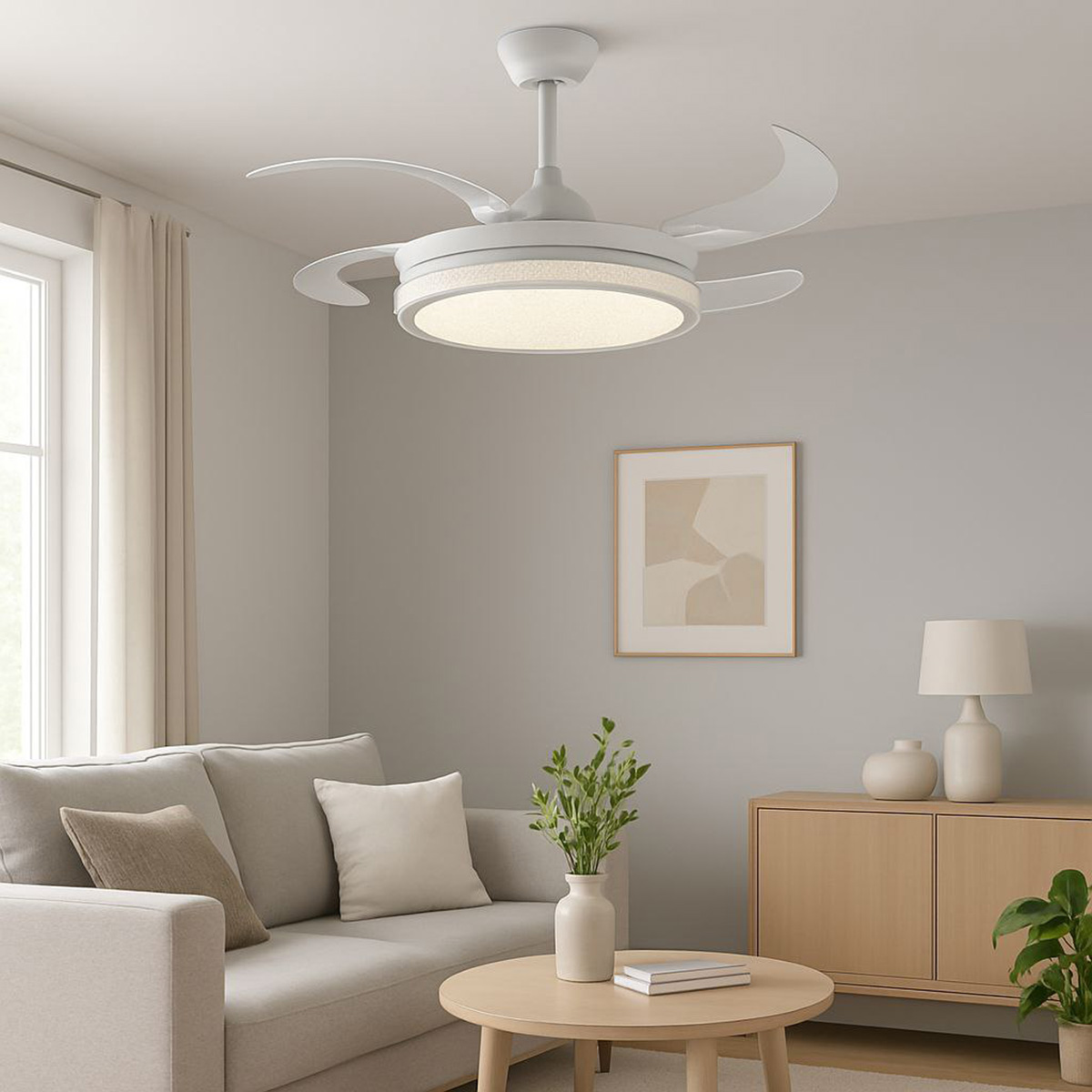 Ventilador de techo blanco con cuatro aspas curvas, lámpara. Salón con muebles y decoración.