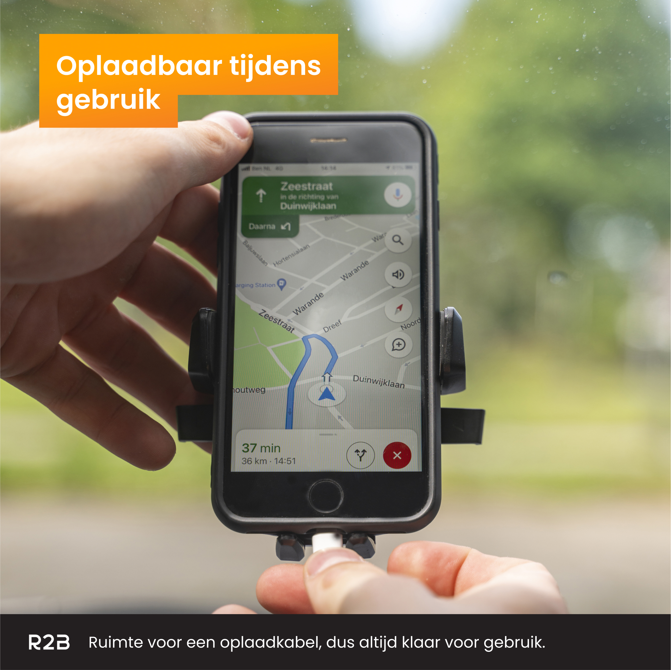 Een telefoon in een autohouder met een oplaadkabel aangesloten, met een navigatie-app.