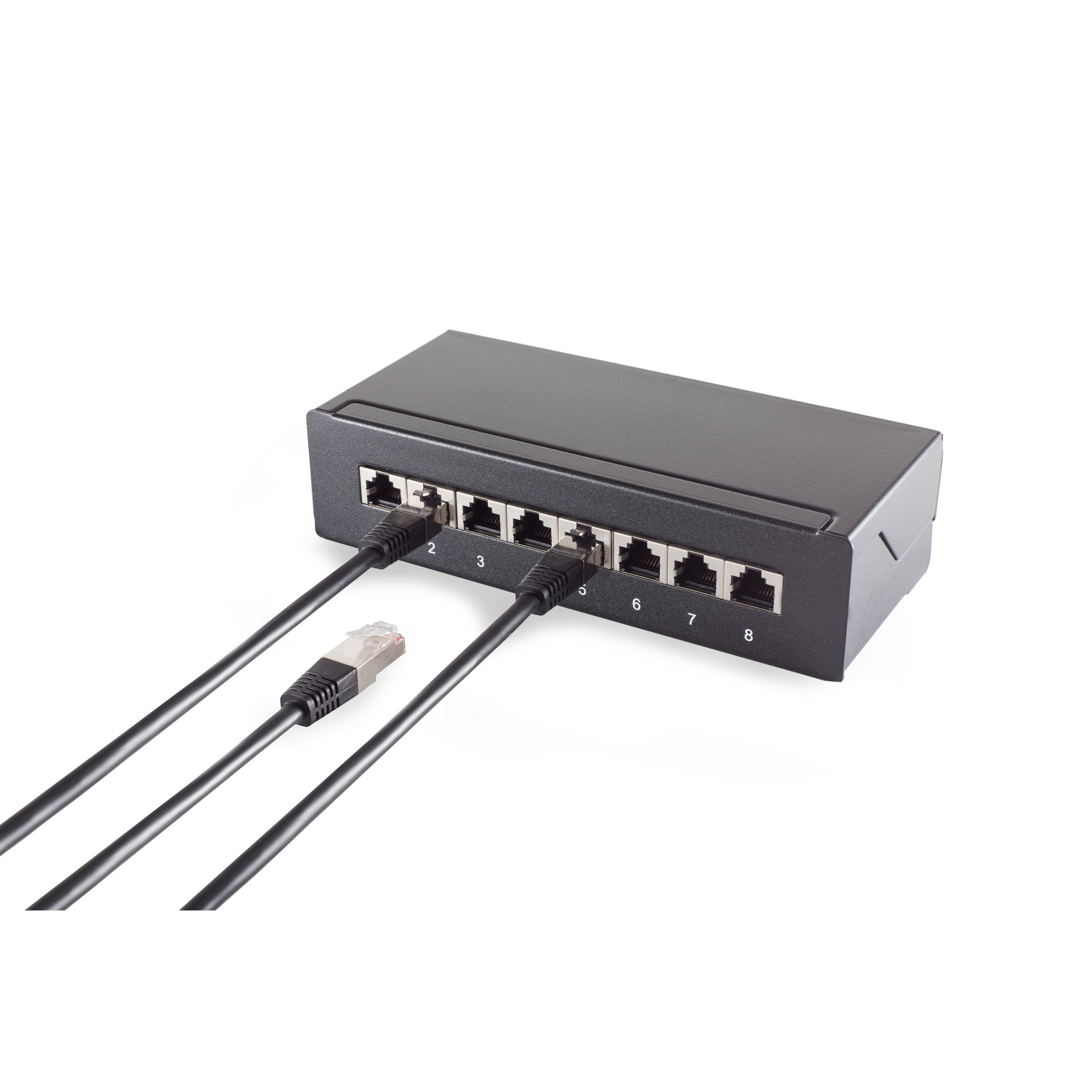 Uno switch di rete nero con cavi di rete collegati. Sfondo bianco.