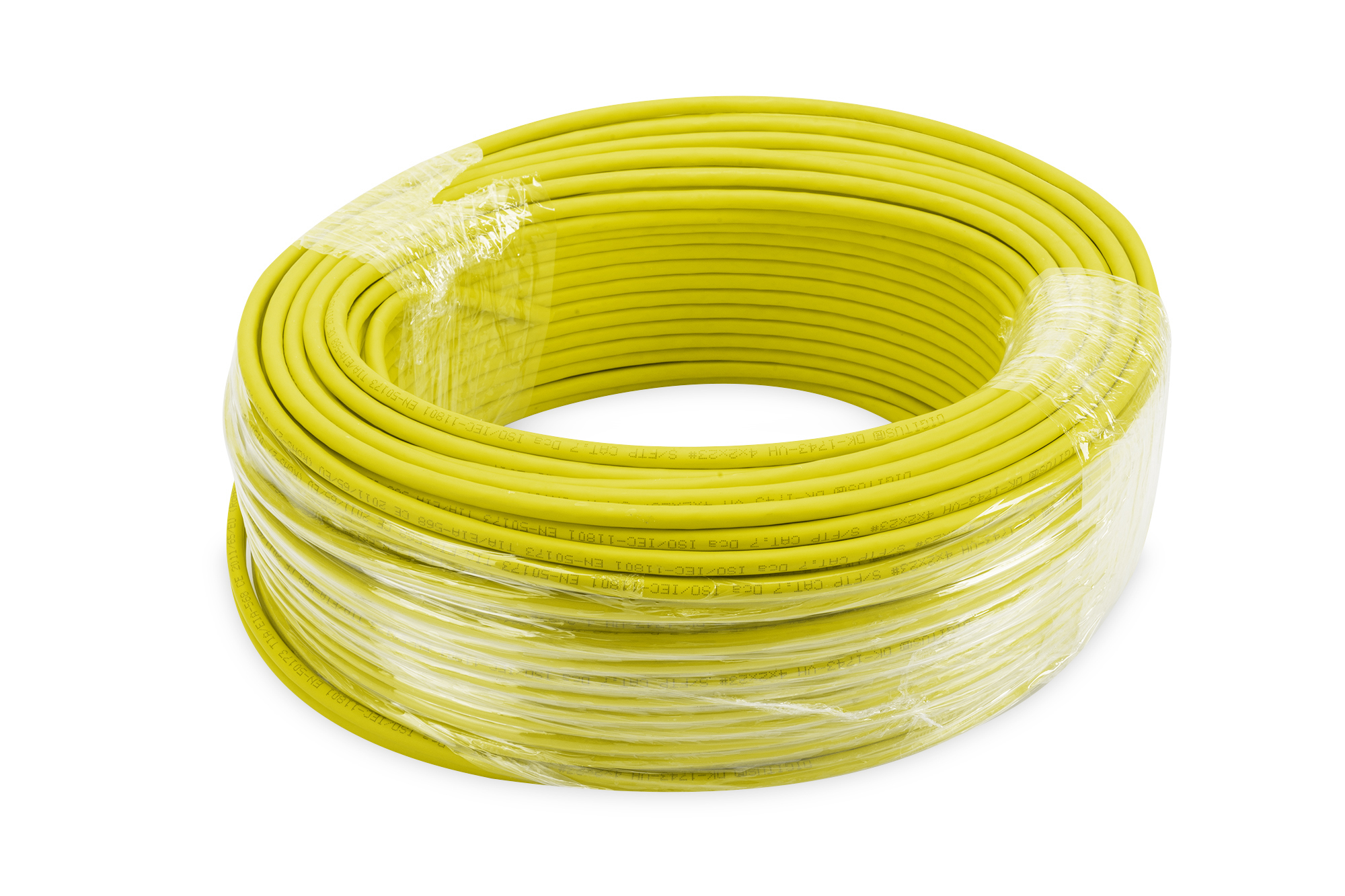 Una bobina di cavo di rete giallo avvolta in plastica trasparente, su sfondo bianco.