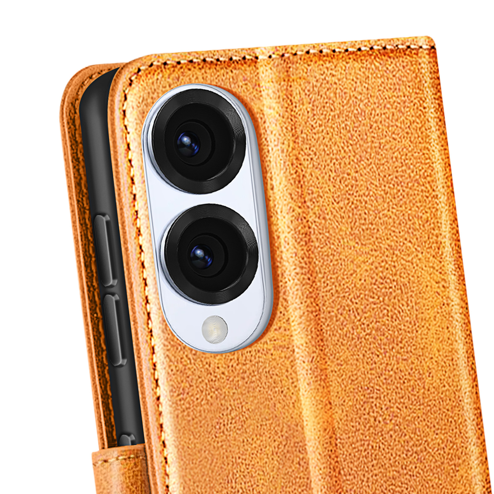 Primo piano: Due obiettivi della fotocamera del telefono su una custodia per telefono in pelle marrone. Parte di un telefono è visibile.