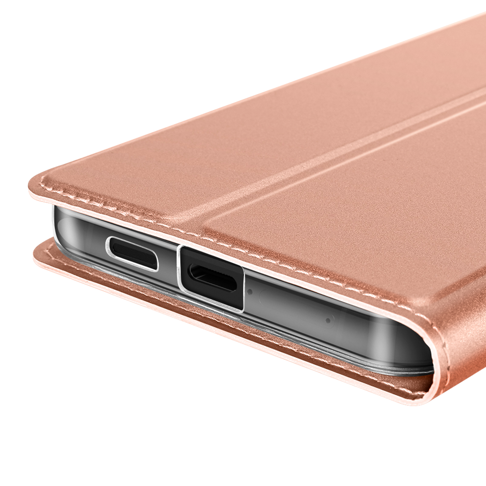 Primo piano di una custodia per telefono oro rosa. La custodia ha un'apertura per la porta di ricarica. Sfondo bianco.