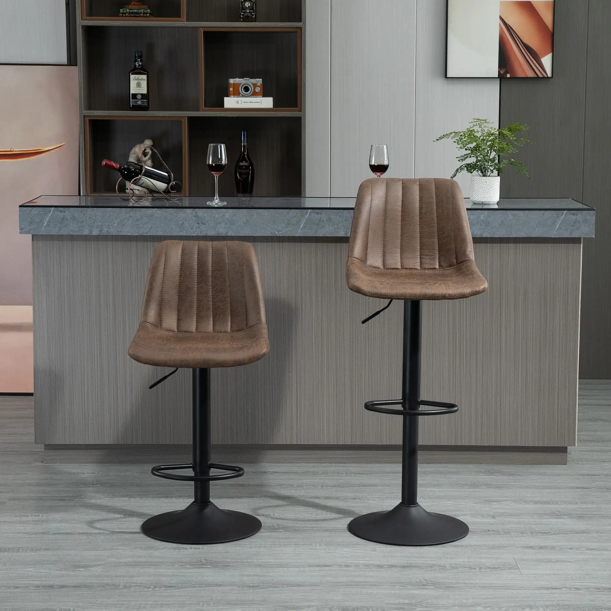Zwei braune Barhocker mit schwarzen Gestellen und Rückenlehnen. An einer Bar.