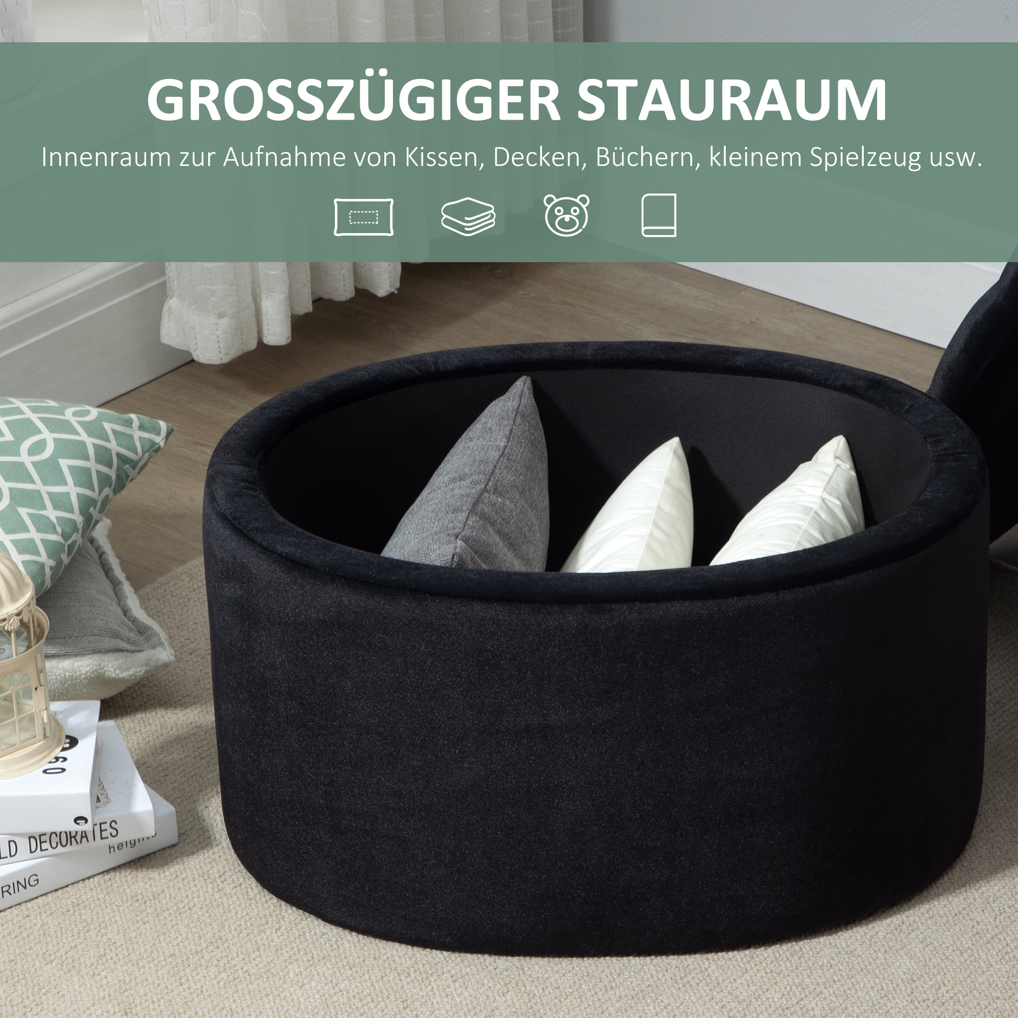Ein schwarzer Stauraum-Hocker mit Kissen auf weißem Hintergrund.