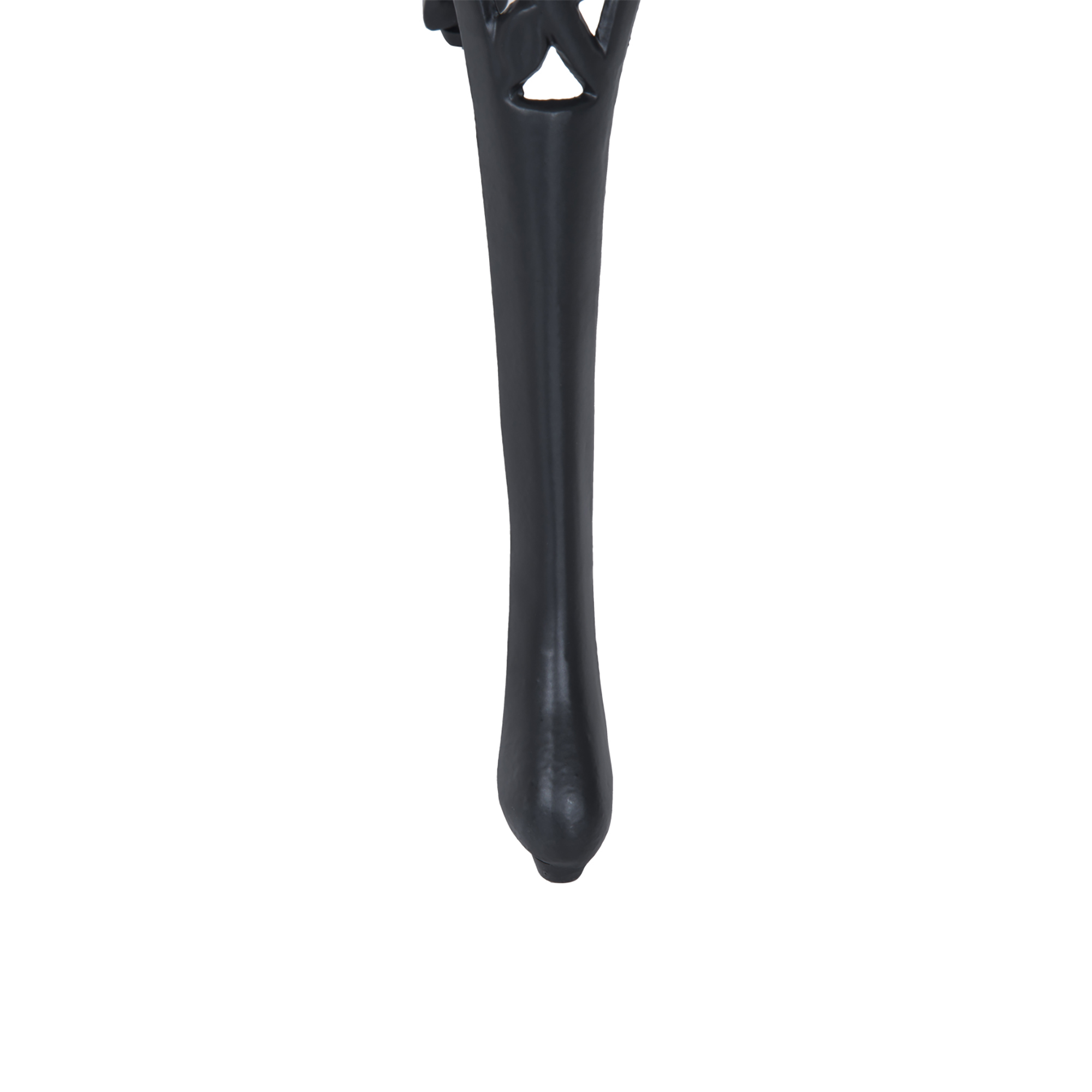 Una gamba di tavolo in metallo nero con un design ornato, isolata su bianco.