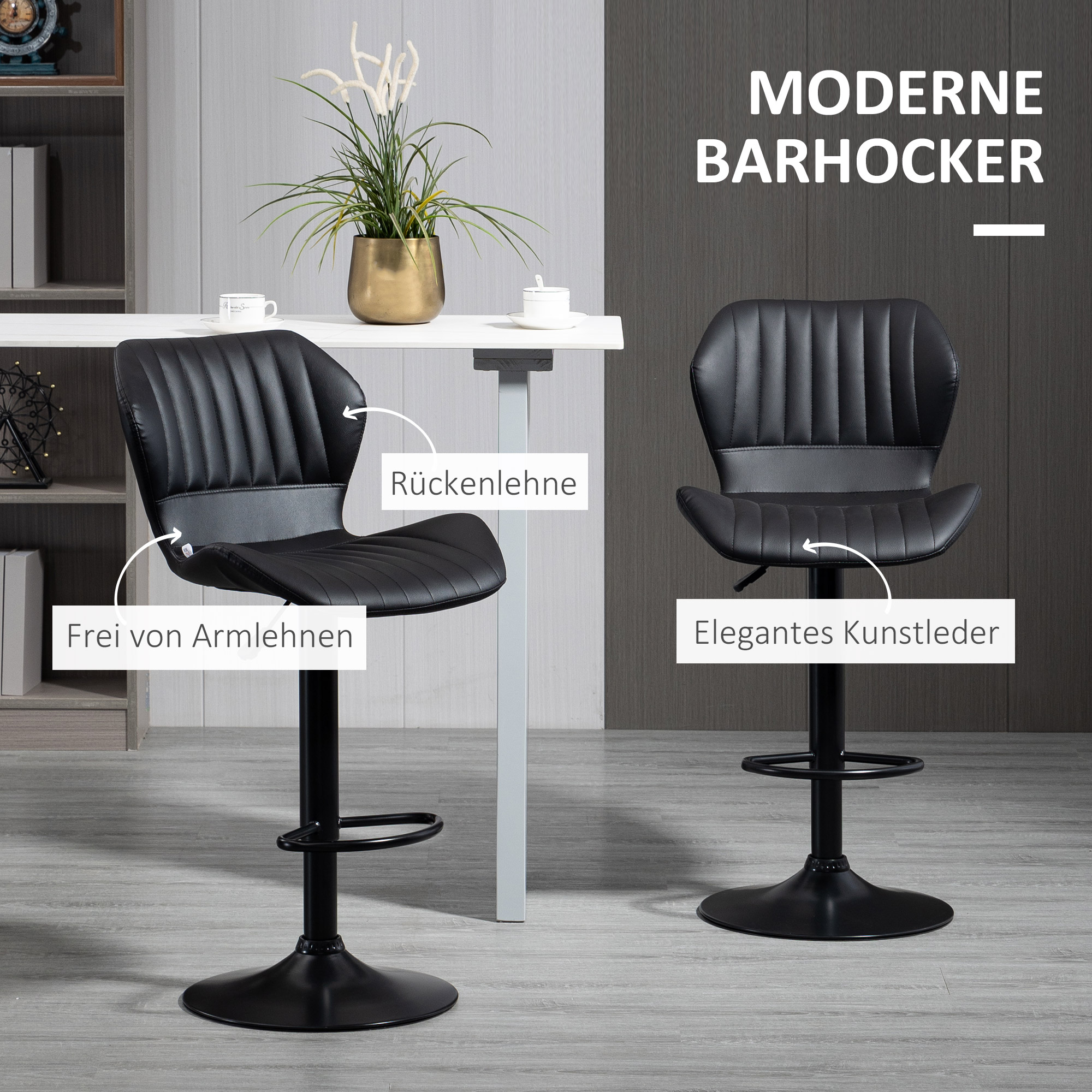 Zwei schwarze Barhocker mit Rückenlehnen vor einer Theke. Der Hintergrund ist grau.