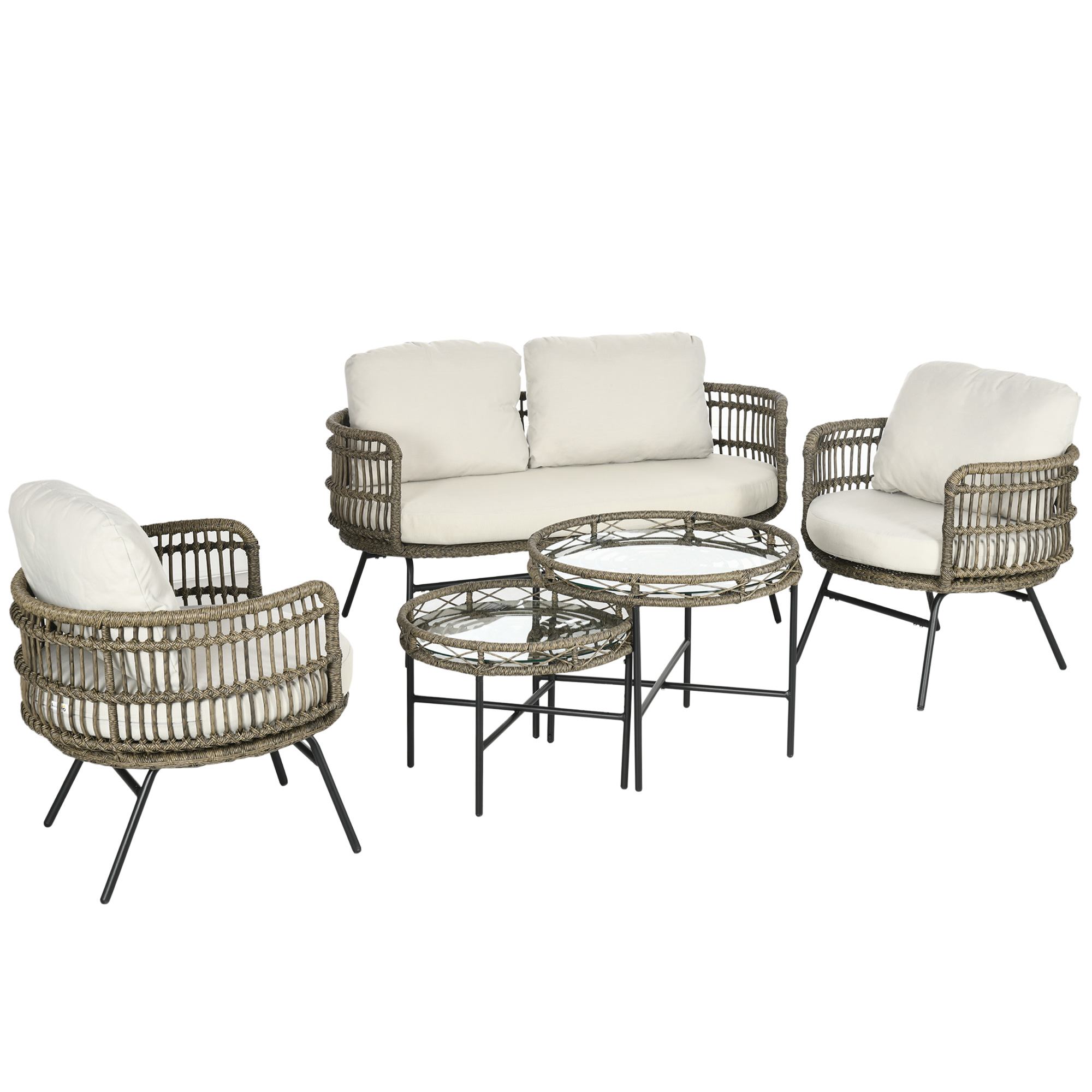Outdoor-Rattan-Möbelset: Sofa, zwei Stühle und Tische mit Glasplatten.