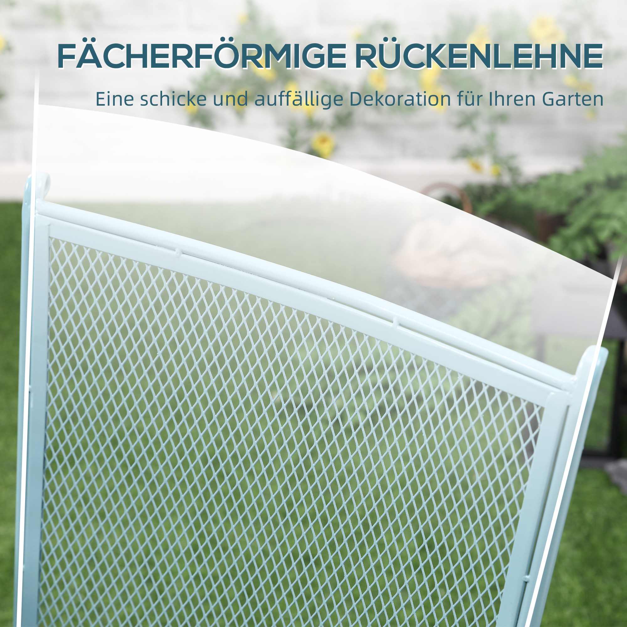 Ein Abschnitt eines hellblauen Metallzauns mit Rautenmuster, in einer Gartenszene.