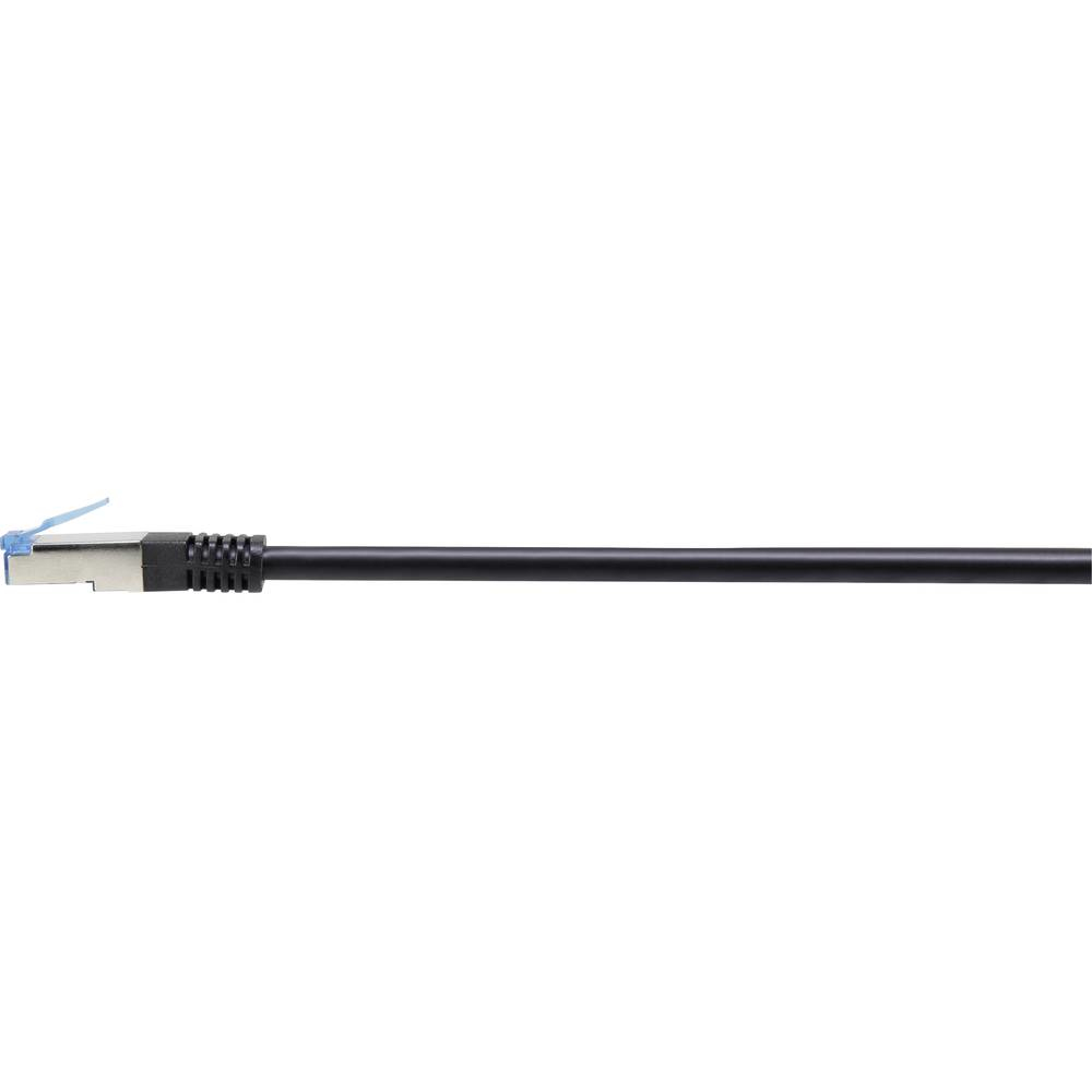 Cavo Ethernet nero con connettore, su sfondo bianco, ripresa ravvicinata.