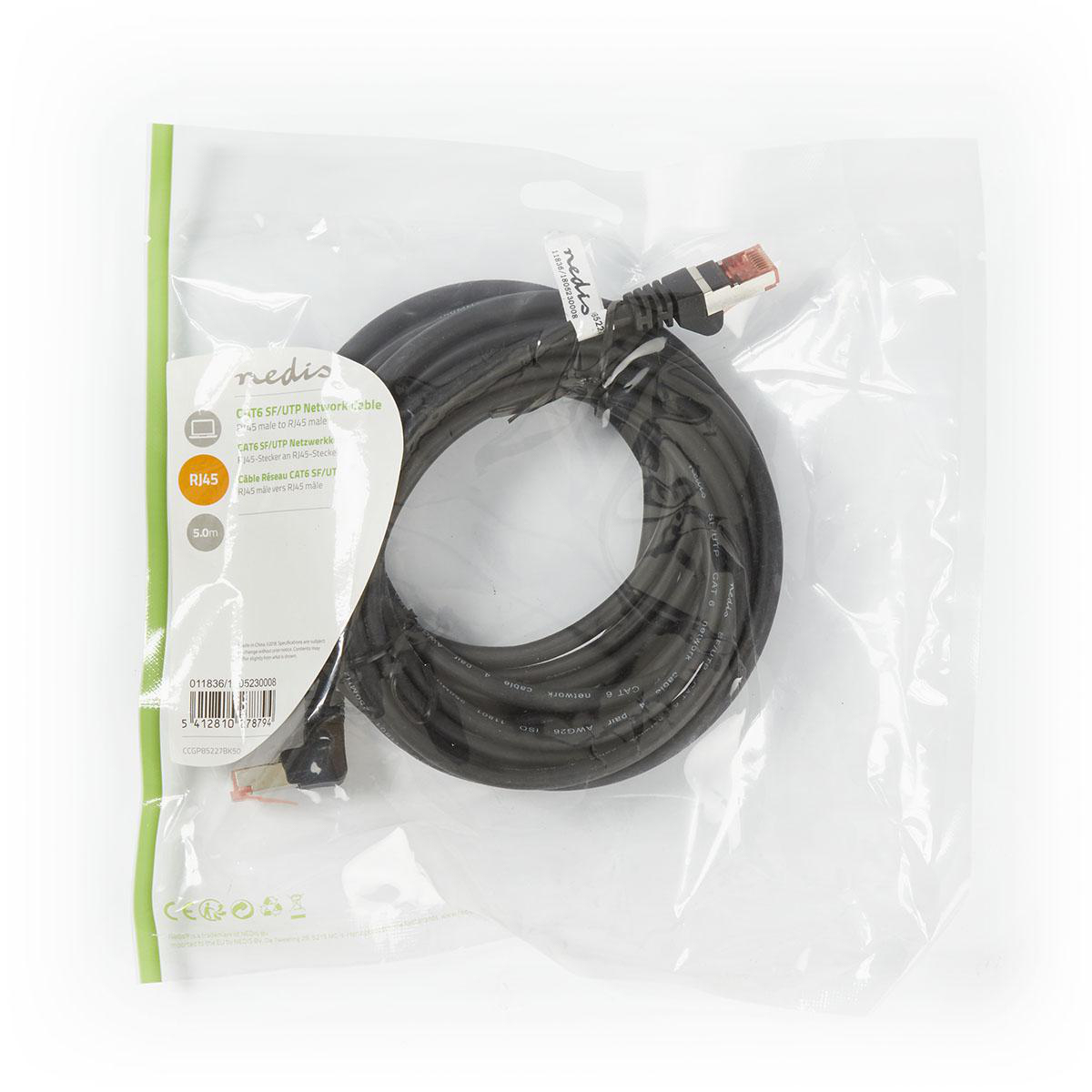 Câble réseau noir dans un sac plastique transparent. Fond blanc.