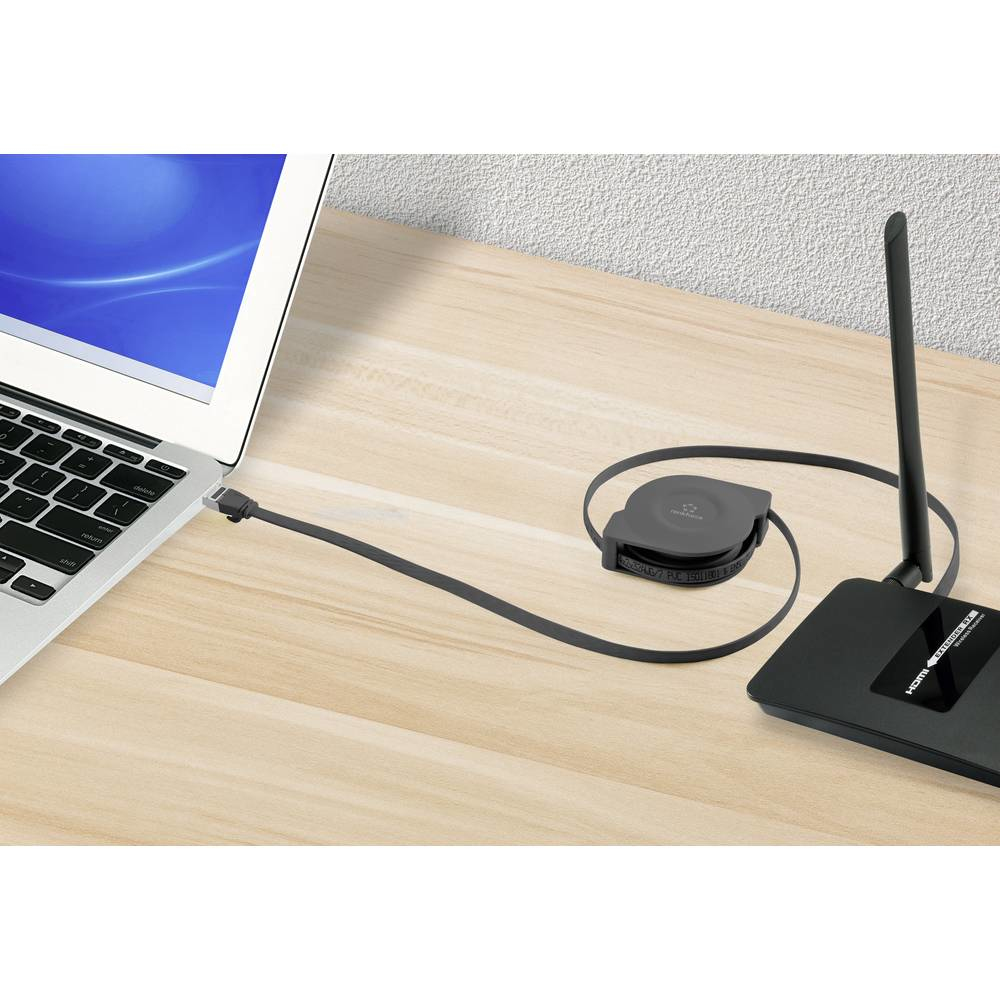Laptop collegato a un router tramite un cavo nero a spirale. Il router ha un'antenna.