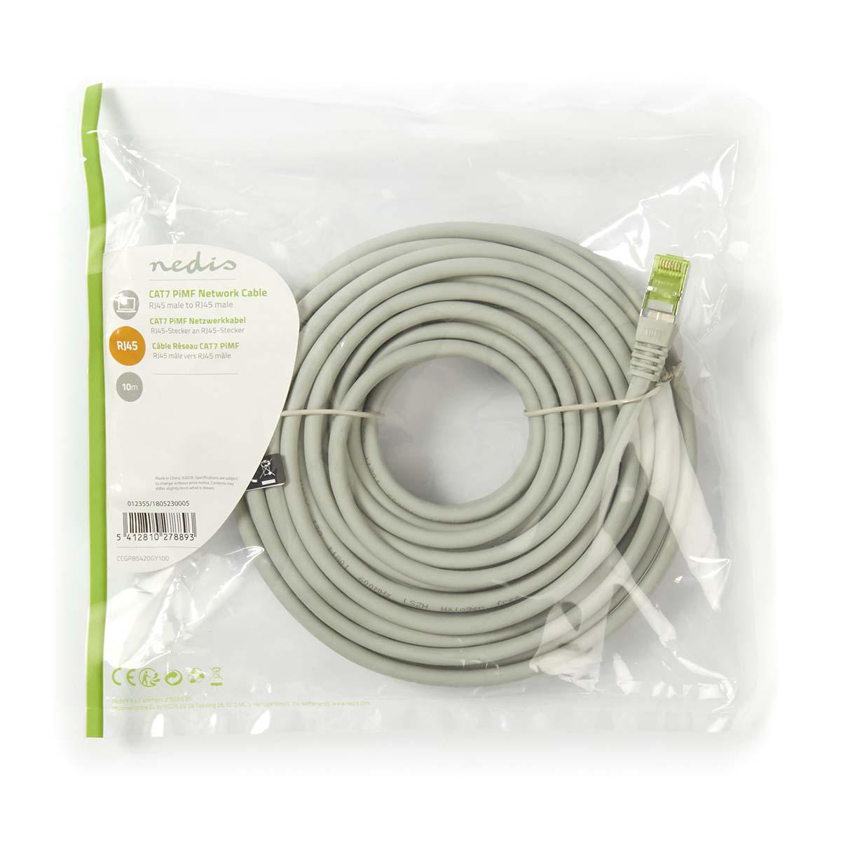 Un sacchetto di plastica trasparente contiene un cavo di rete grigio arrotolato. Il cavo ha un connettore.