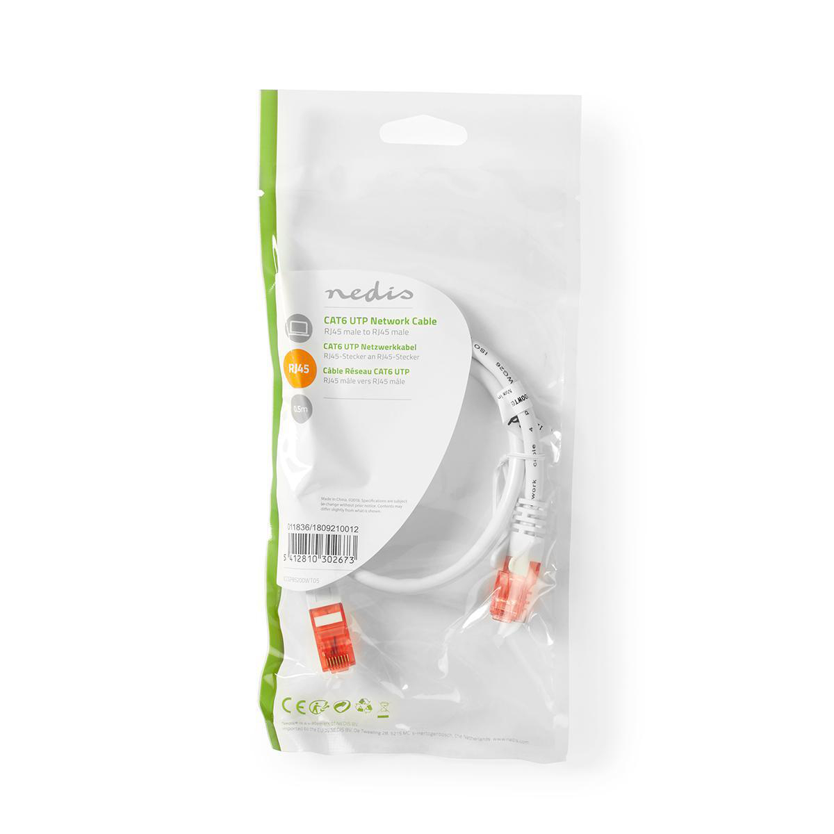 Un cavo di rete CAT6 UTP in una confezione di plastica.