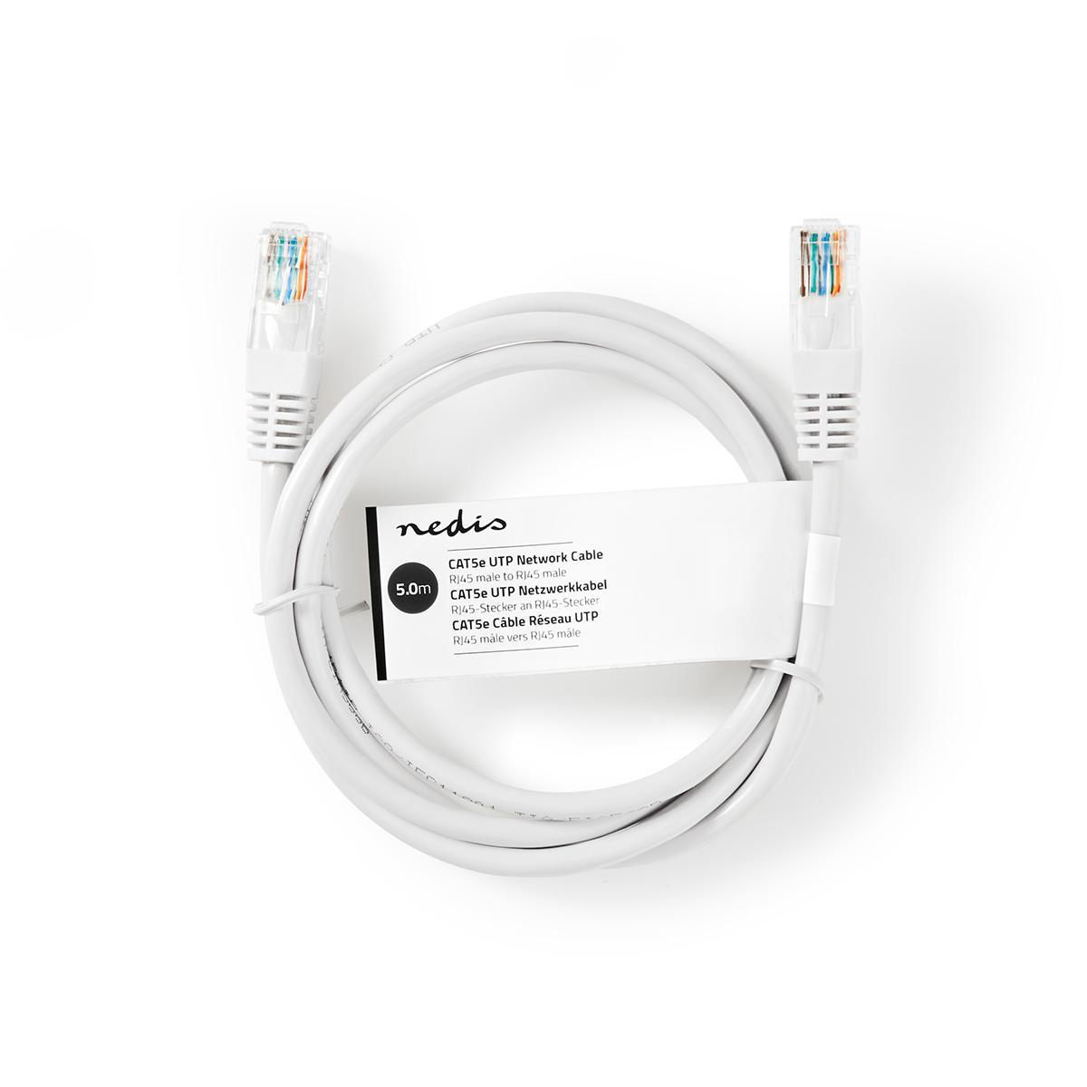 Cable Ethernet blanco con conectores, el cable tiene una etiqueta enrollada.