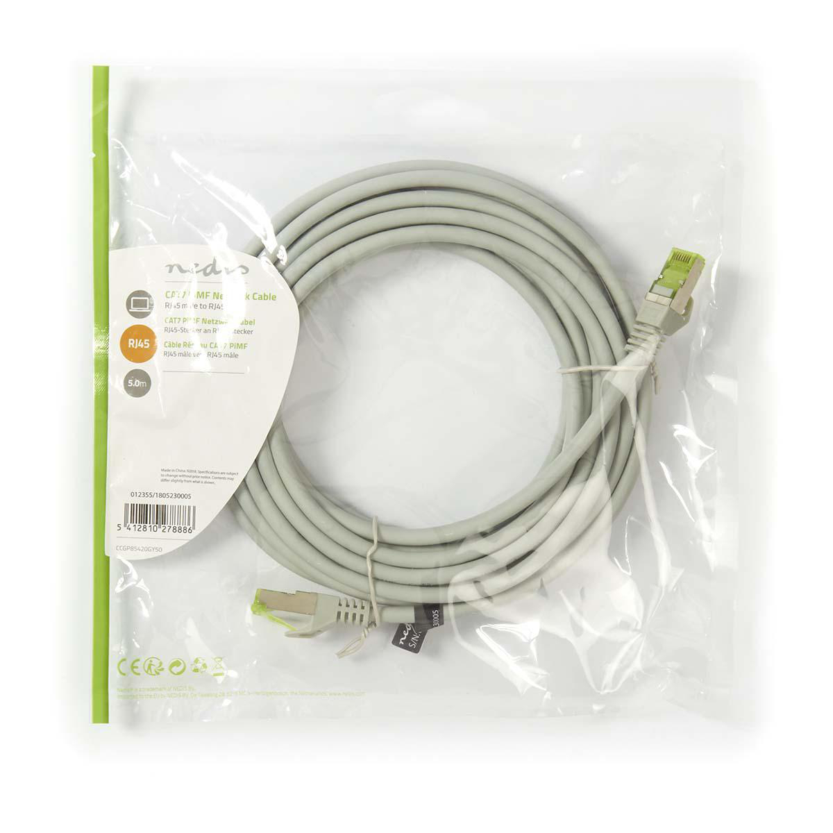 Cavo Ethernet grigio in una busta di plastica trasparente, con connettori visibili.