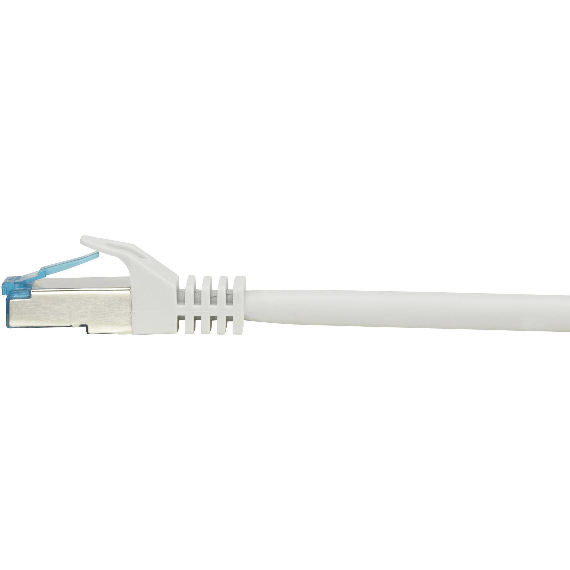 Un cavo di rete bianco con clip blu sul connettore. Primo piano.