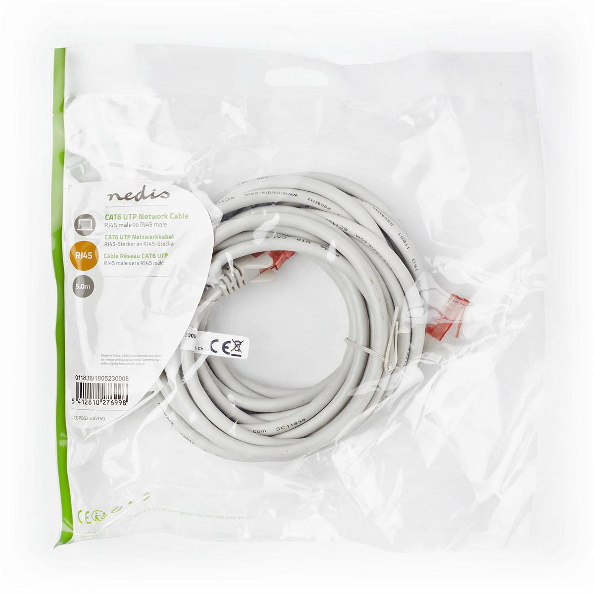 Un cavo di rete bianco in un sacchetto di plastica trasparente. La borsa ha il logo e le etichette Nedis.