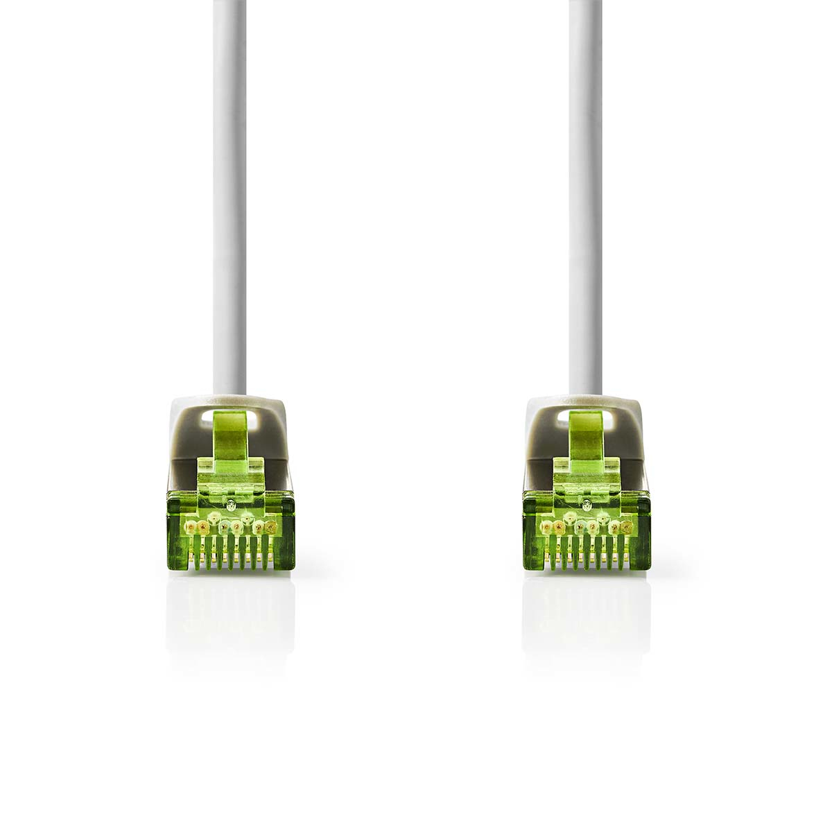 Twee witte netwerkkabelconnectoren met groen interieur op een witte achtergrond.