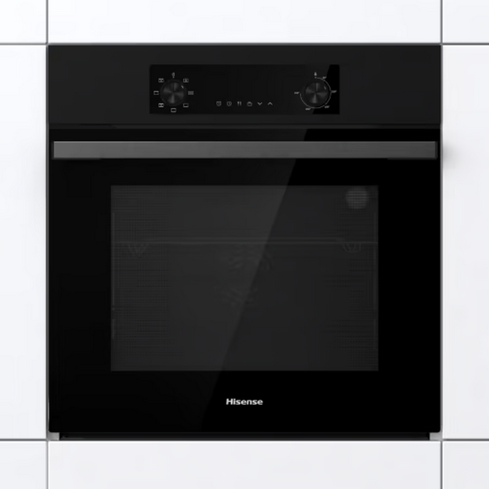 Un forno a incasso nero con display digitale e logo Hisense.