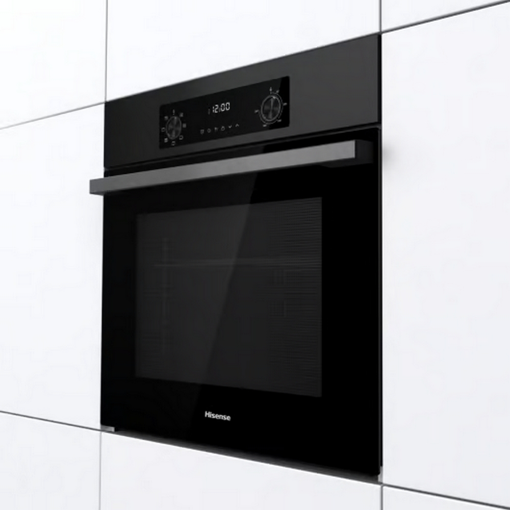 Forno Hisense nero integrato in un mobile da cucina bianco, con display digitale.