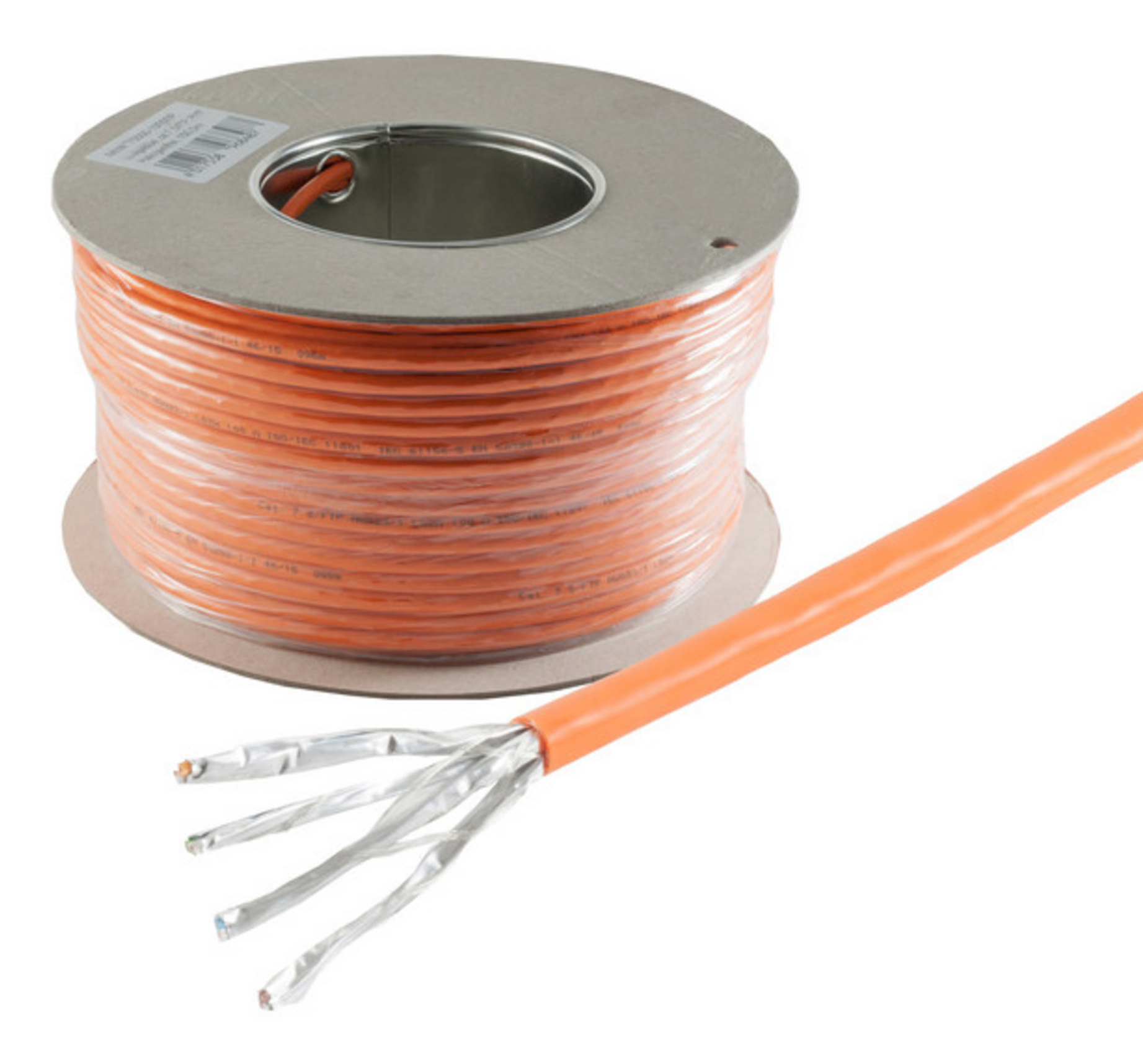 Oranges Kabel auf einer Rolle, mit Schnitt, der Drähte zeigt, auf weißem Hintergrund.