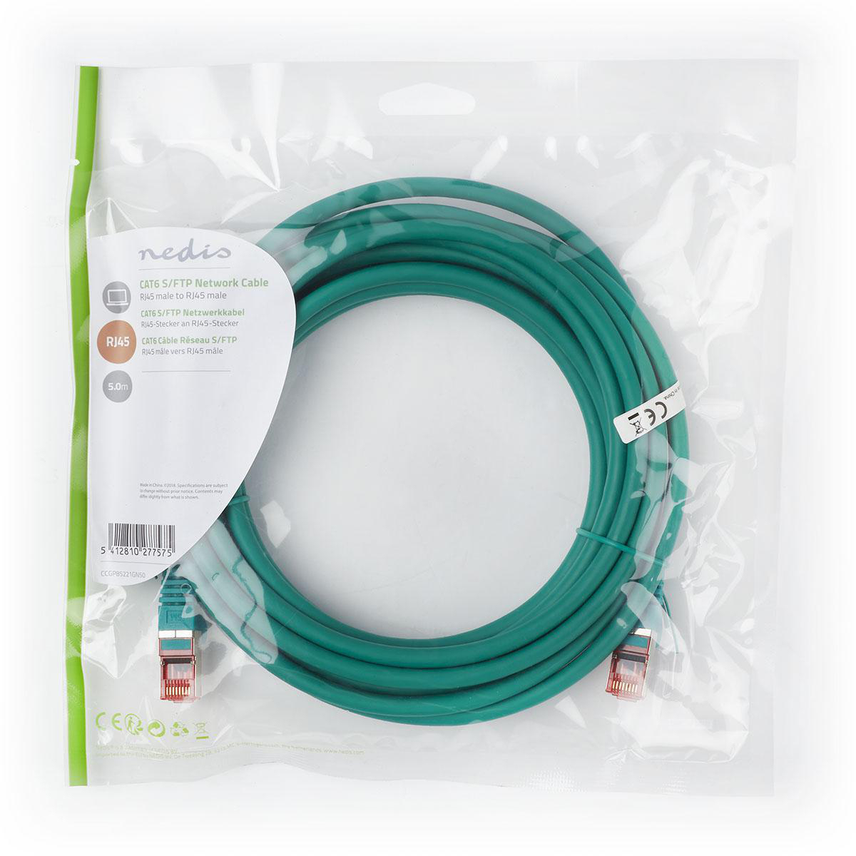 Grünes Netzwerkkabel in Plastiktüte. Text in mehreren Sprachen.