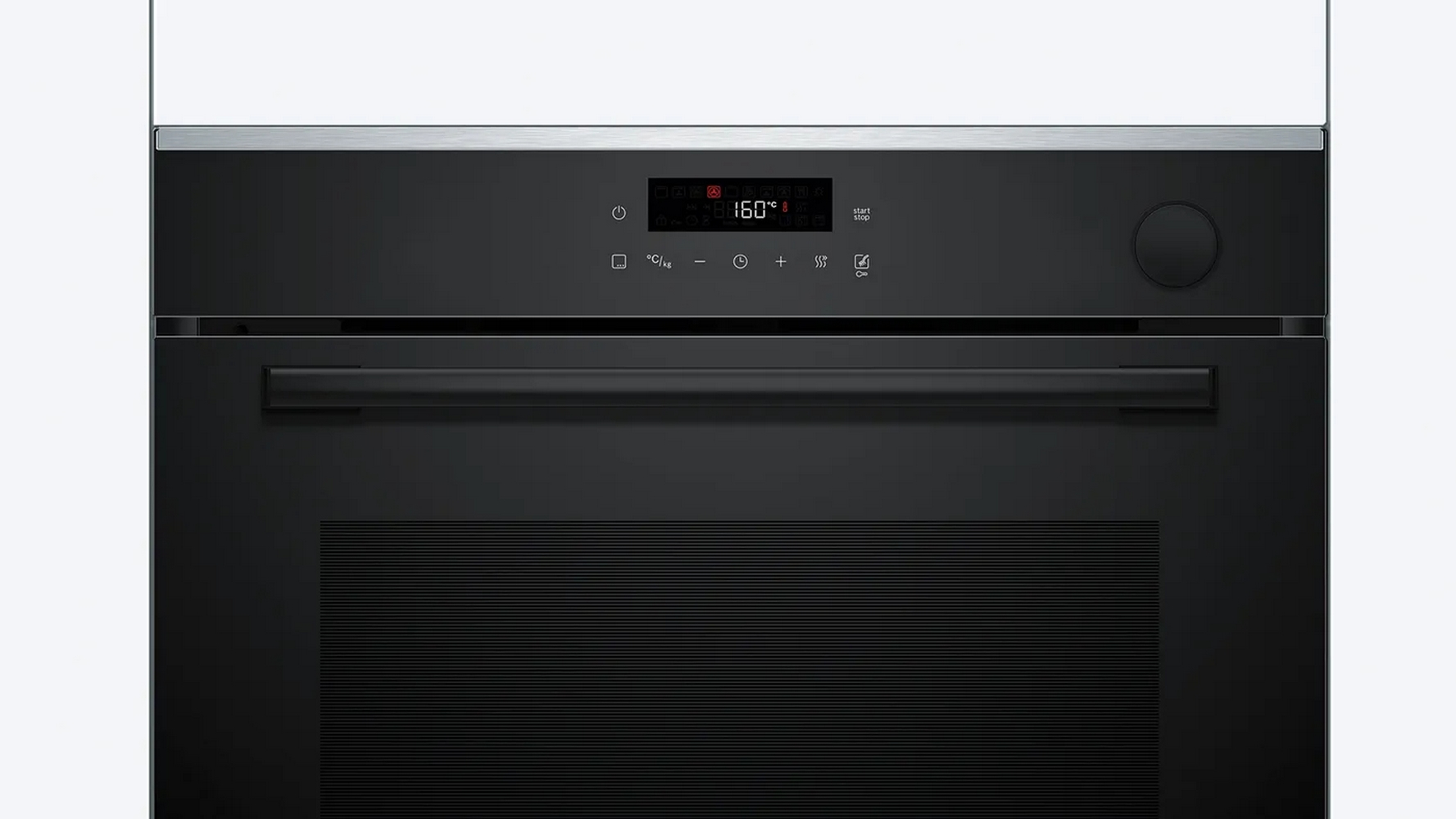 Vista frontale di un forno nero con display digitale. Il forno è chiuso, sfondo bianco.