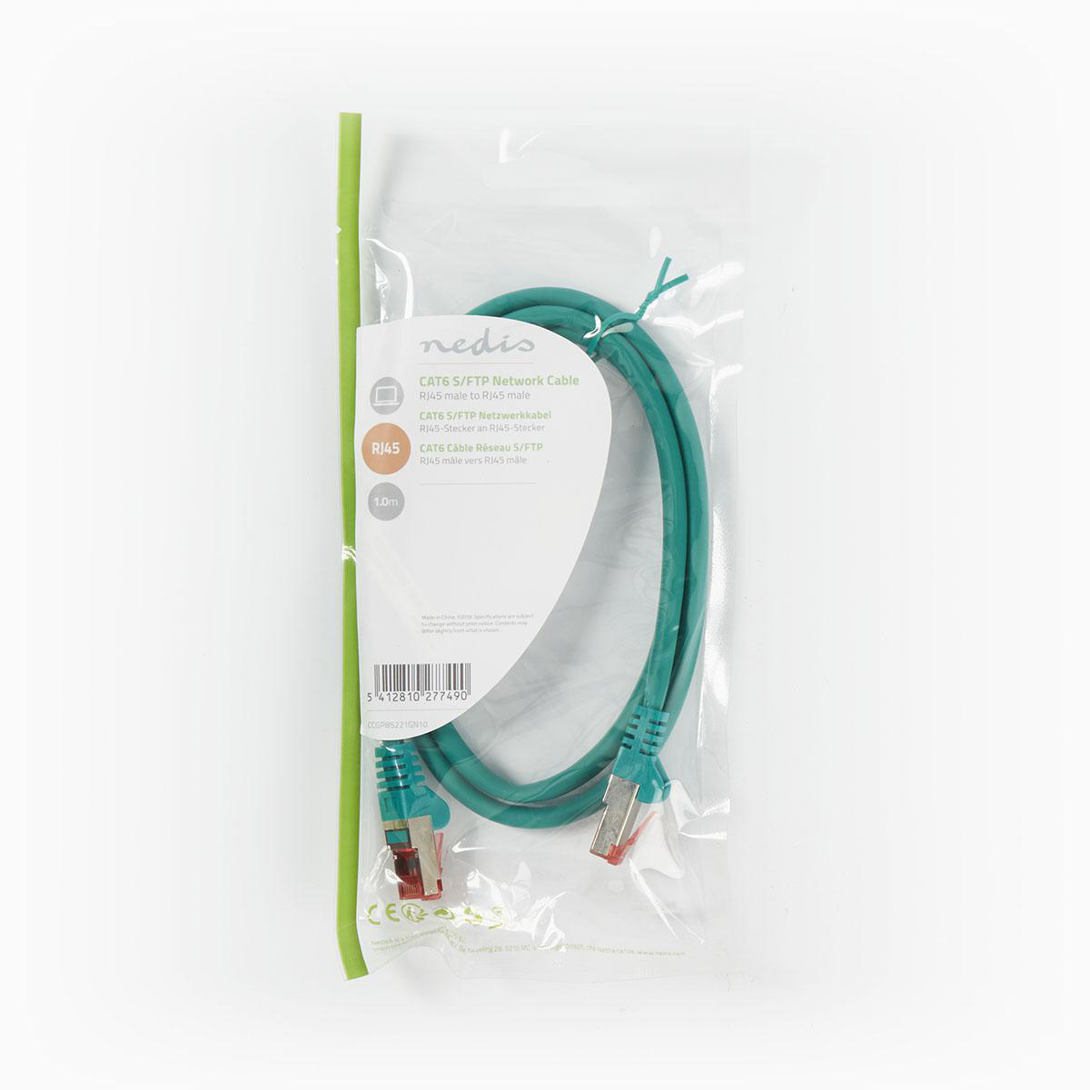 Ein Netzwerkkabel in einer Plastiktüte. Das Kabel ist grün mit blauen Enden.