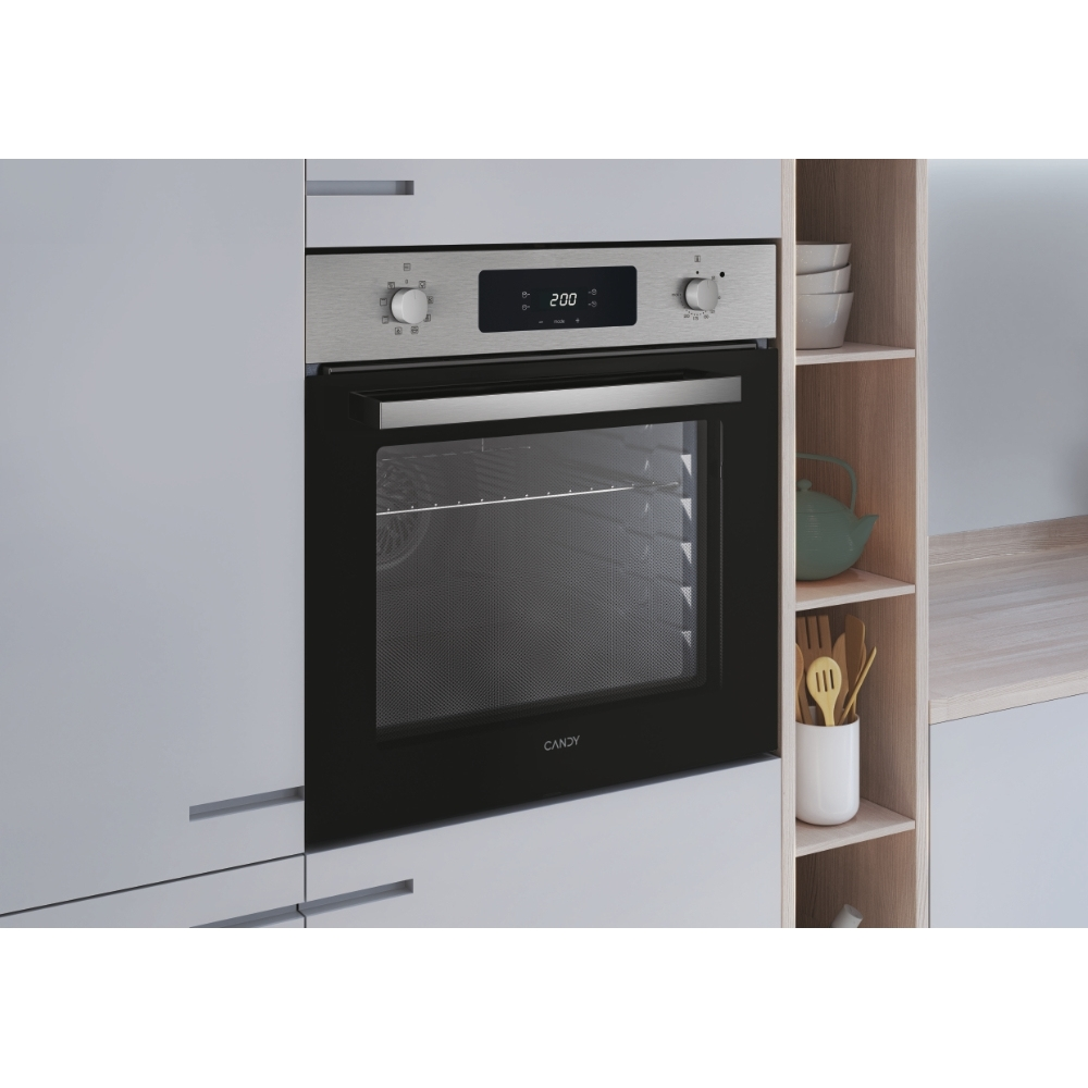 Un forno a incasso con porta nera e dettagli in acciaio inossidabile. Il marchio è Candy.