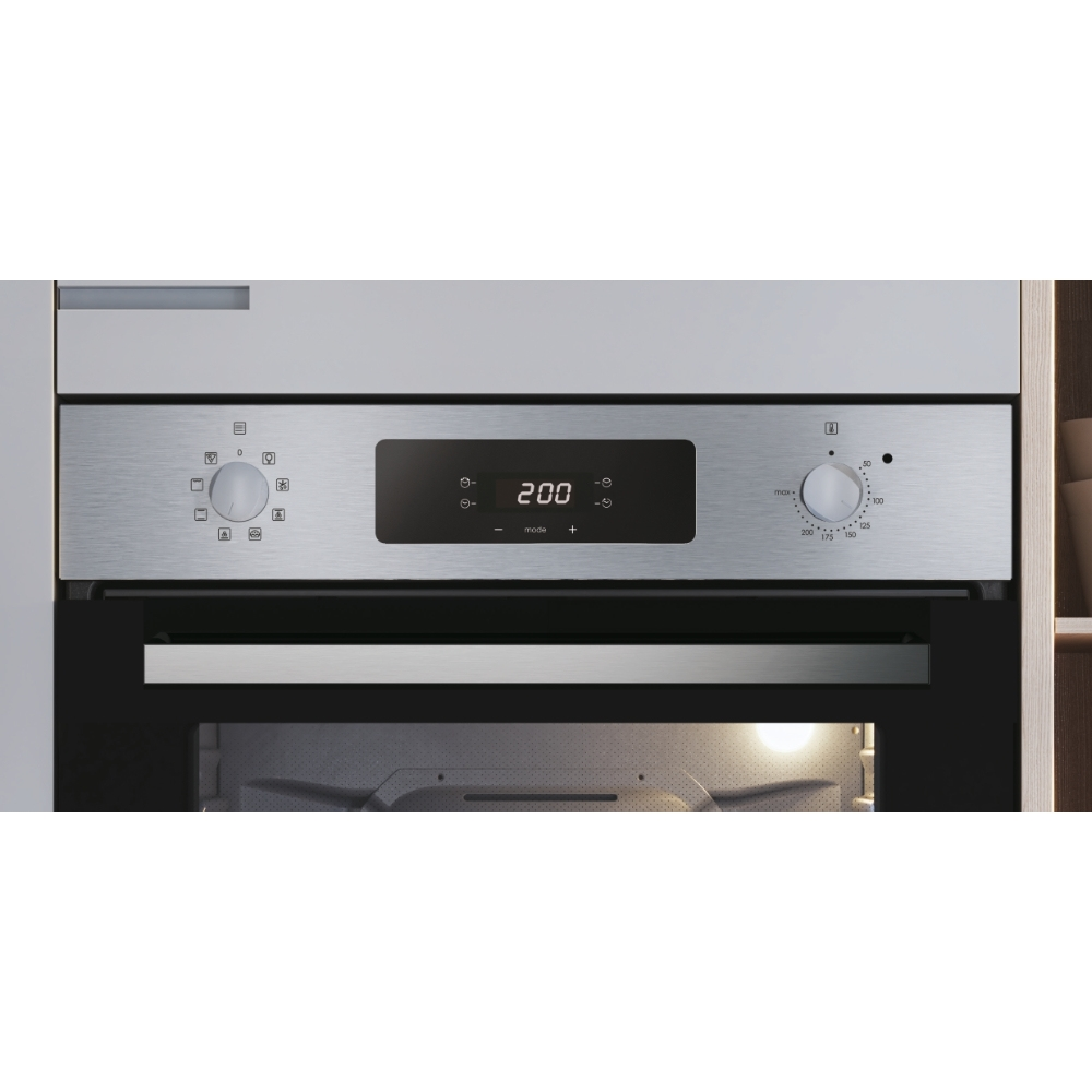 Pannello di controllo del forno con display digitale per temperatura e comandi.