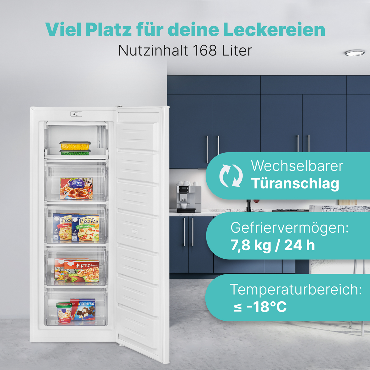 Ein weißer Kühlschrank mit offener Tür, der Regale und Gegenstände im Inneren zeigt.