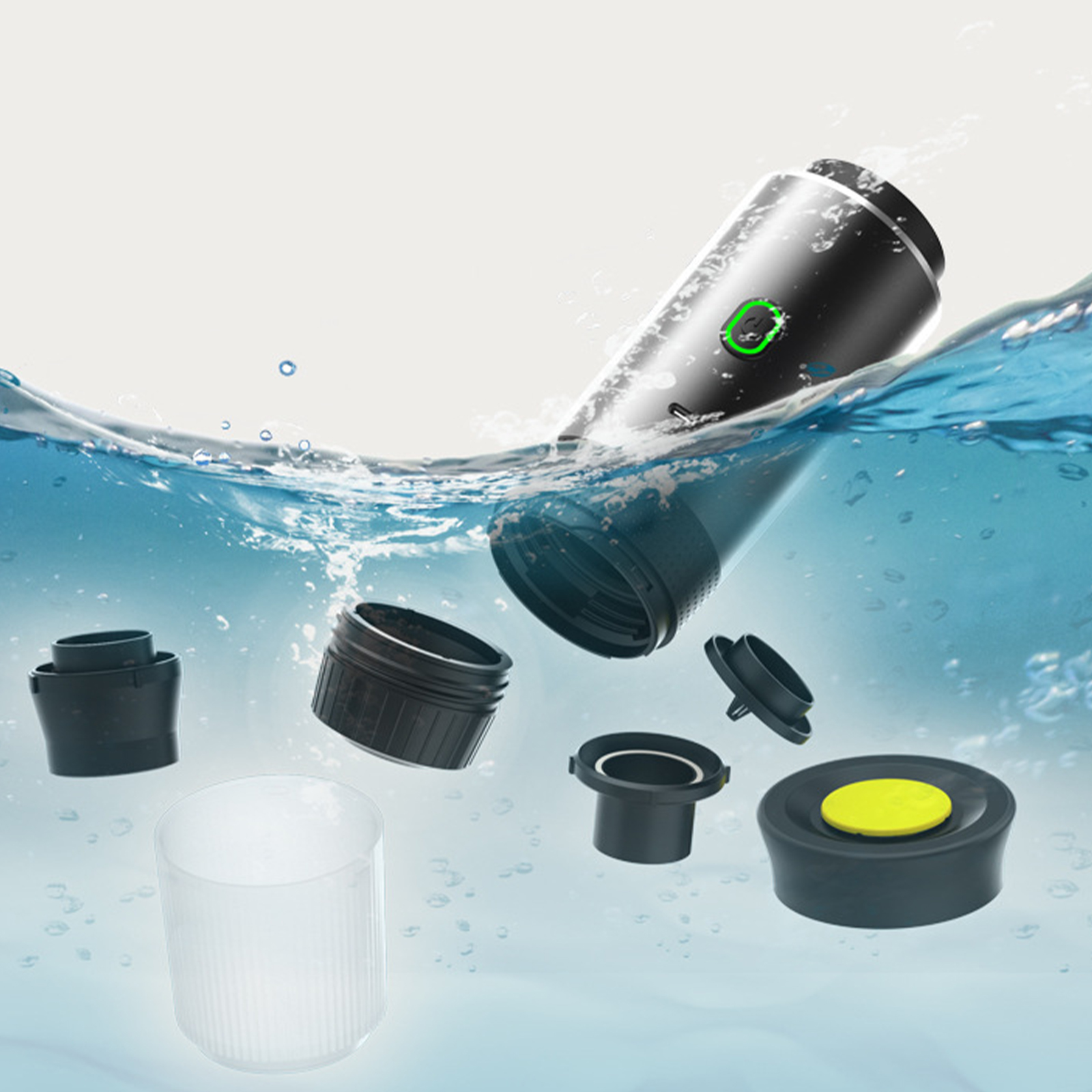 Eine schwarze Wasserflasche mit verschiedenen abnehmbaren Teilen. Wasser fließt heraus. Teile umfassen Deckel und Boden.