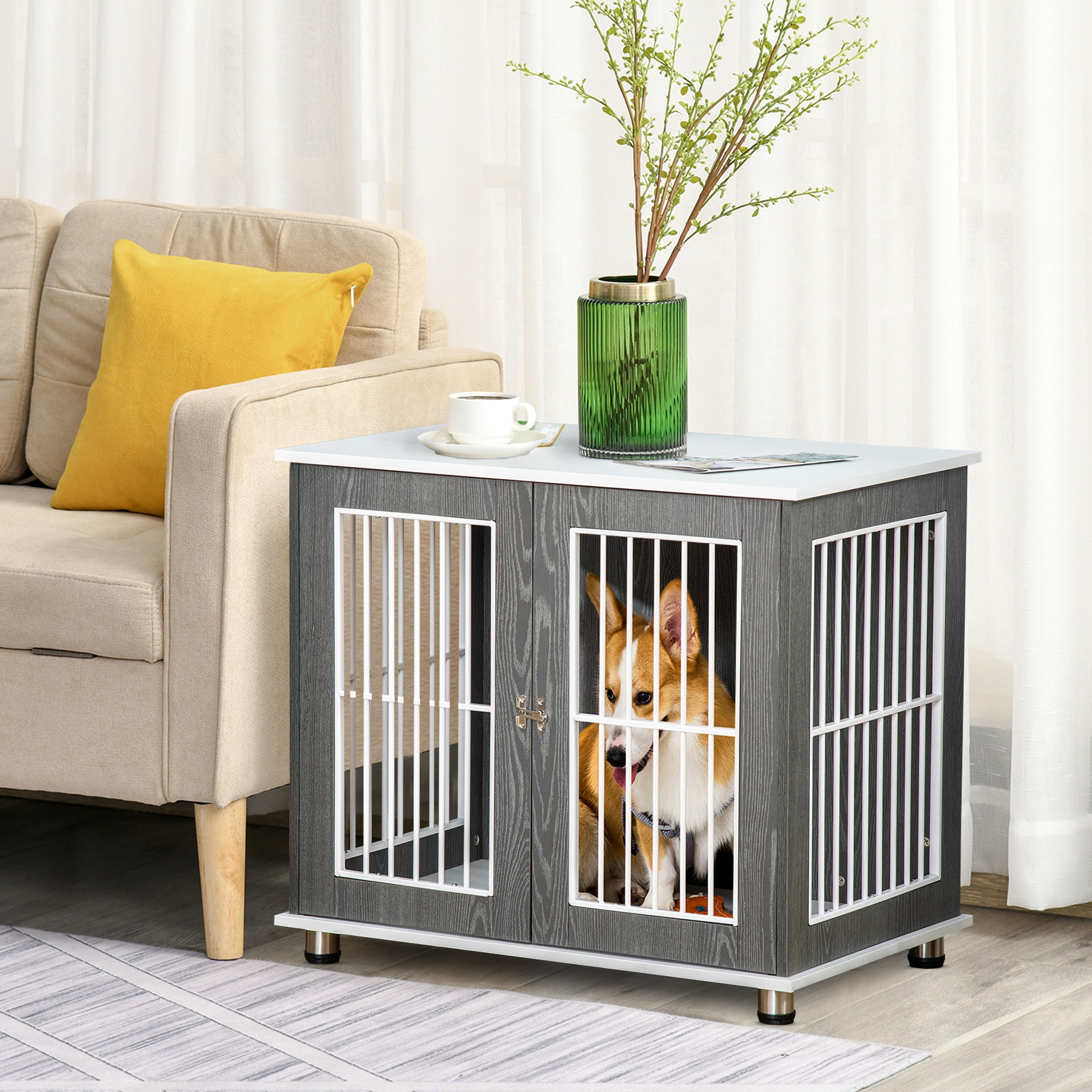 Ein Hund in einer Holzkiste, mit einem Tisch darauf, in einem Wohnzimmer.