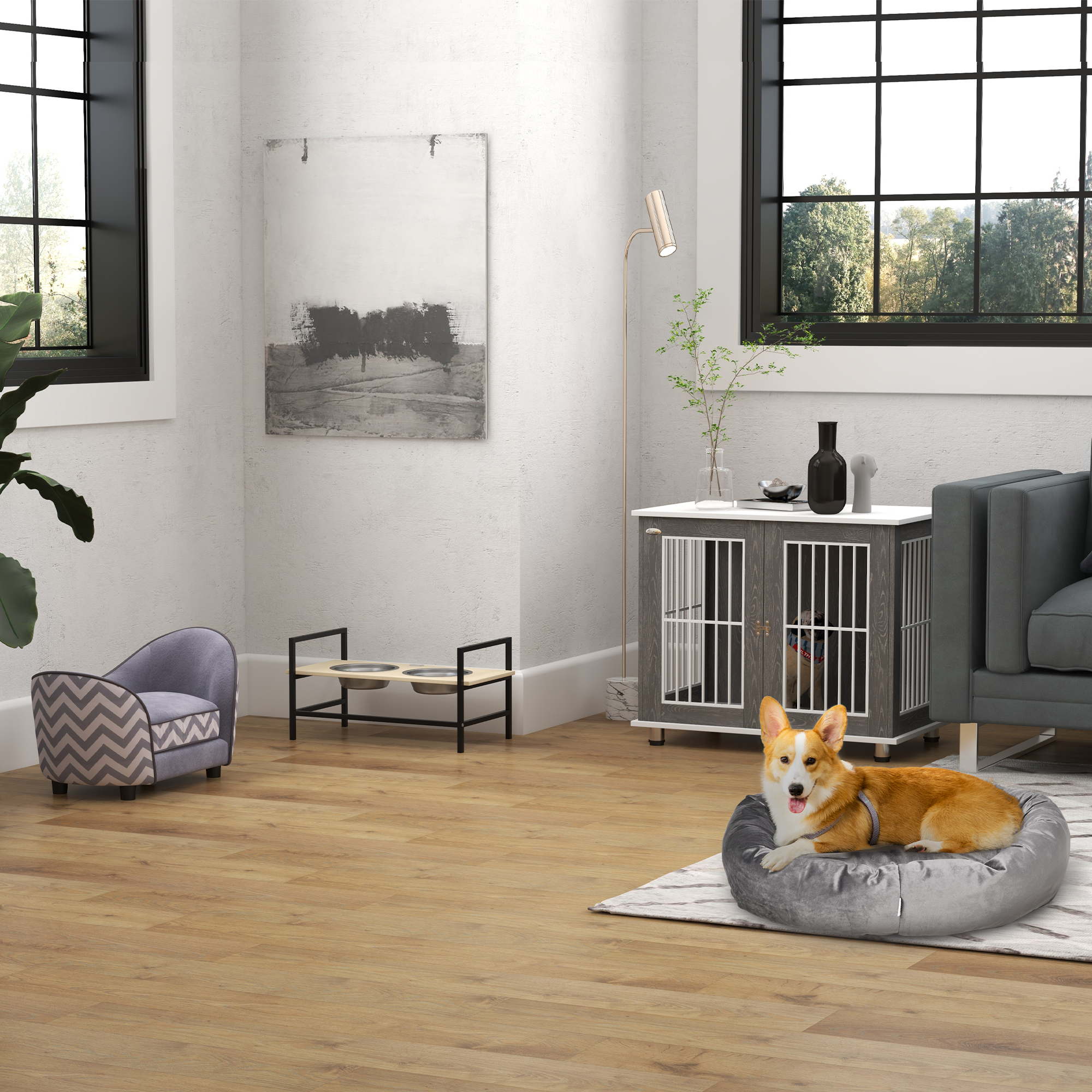 Hund in einem Bett, mit Hundekäfig und Futternäpfen im Hintergrund.
