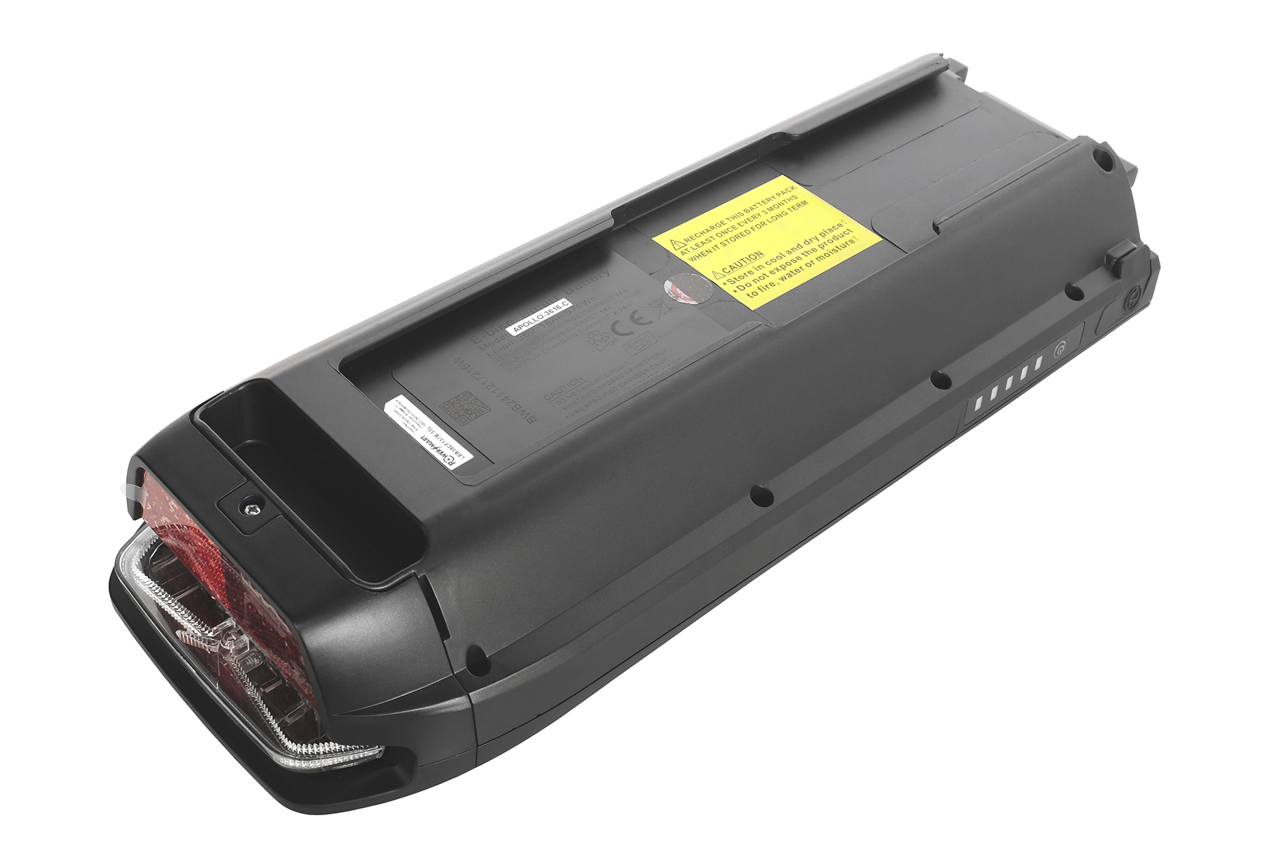 Ein schwarzer, rechteckiger E-Bike-Akku mit rotem Licht. Er hat einen gelben Aufkleber und Etiketten.