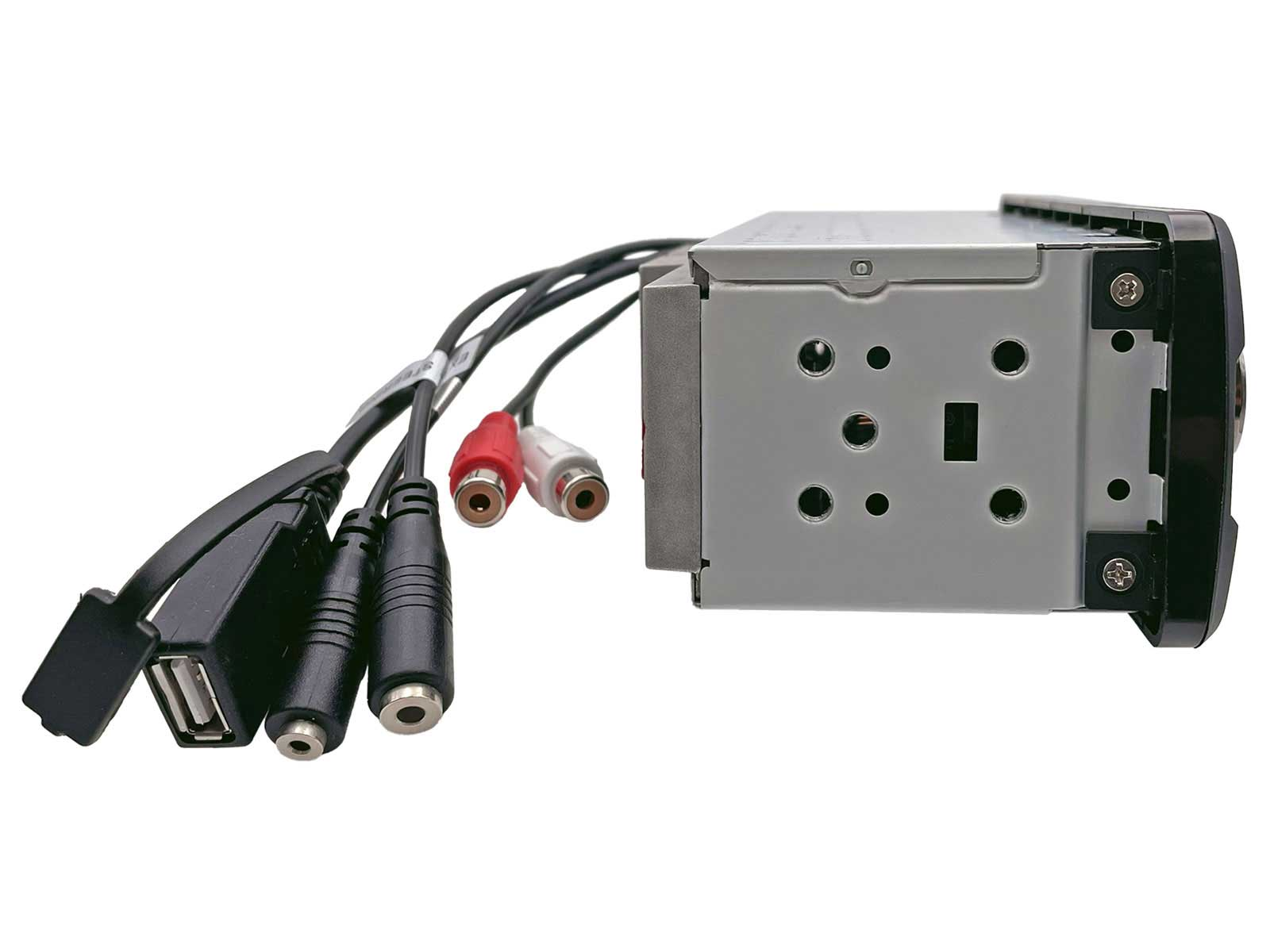 Primo piano di un'autoradio con più fili e connettori. Porte USB e di ingresso audio visibili sul lato.