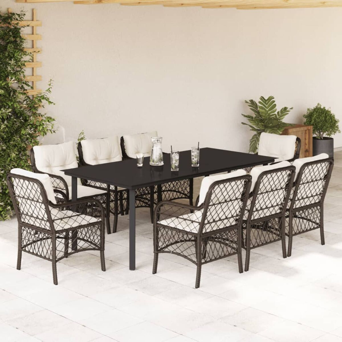 Set di mobili da patio all'aperto con un tavolo nero, sedie e cuscini su un patio.